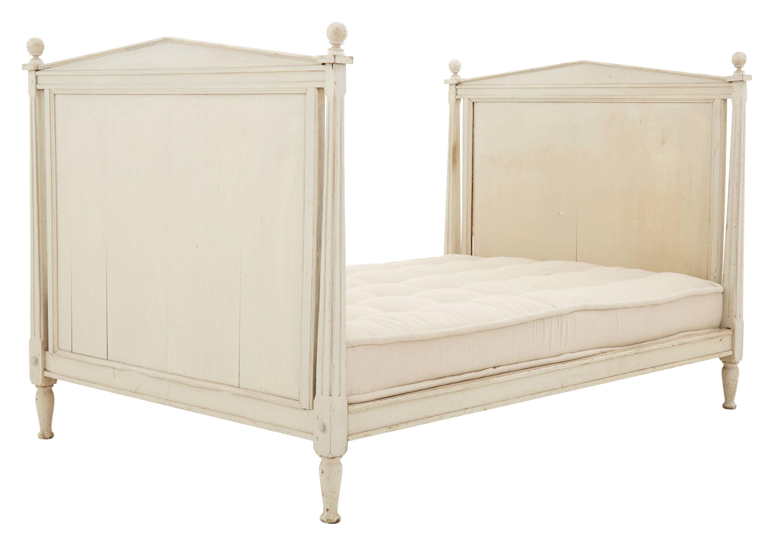 • Wood frame
• Hand painted grey finish
• Natural linen mattress
• 20th century
• France

Dimensions
•50.5