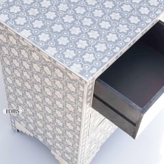 Cómoda de cuatro cajones con incrustaciones de hueso floral gris nido de abeja by House of Jaipur