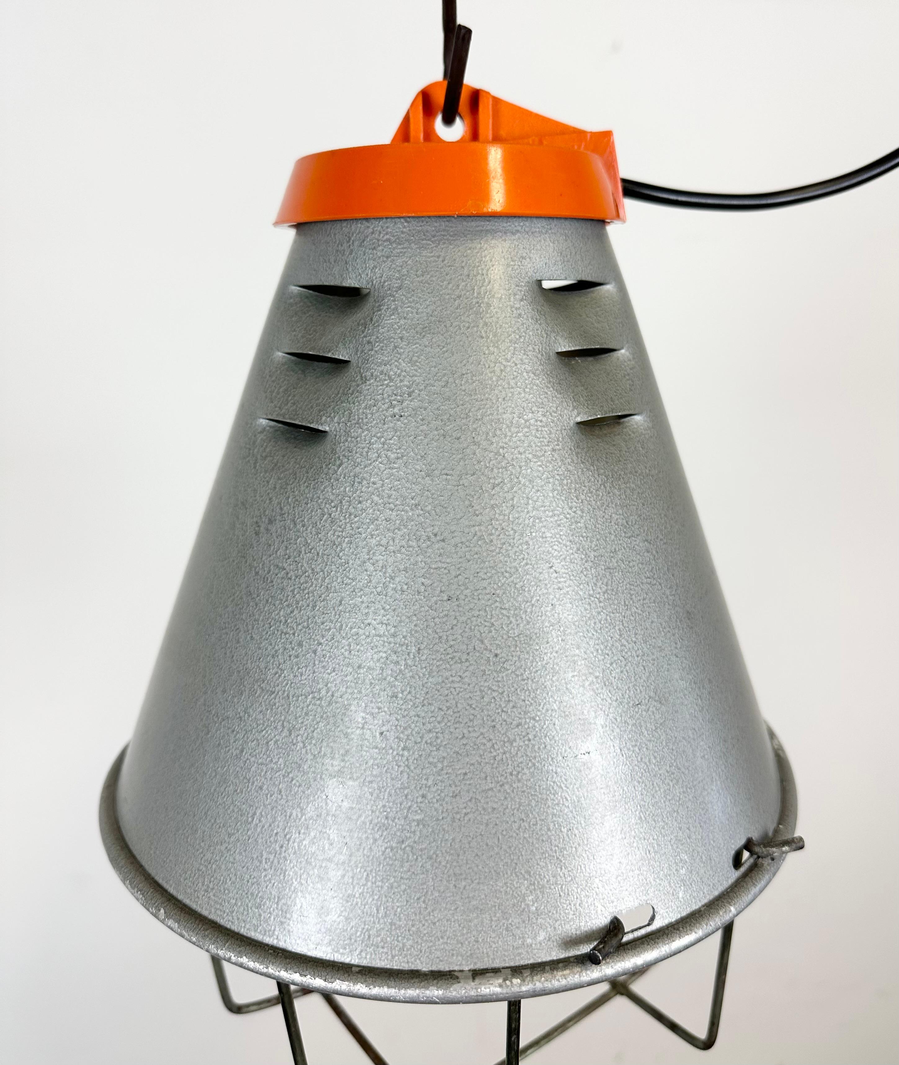 Polonais Lampe pendante cage industrielle en aluminium gris, 1970 en vente