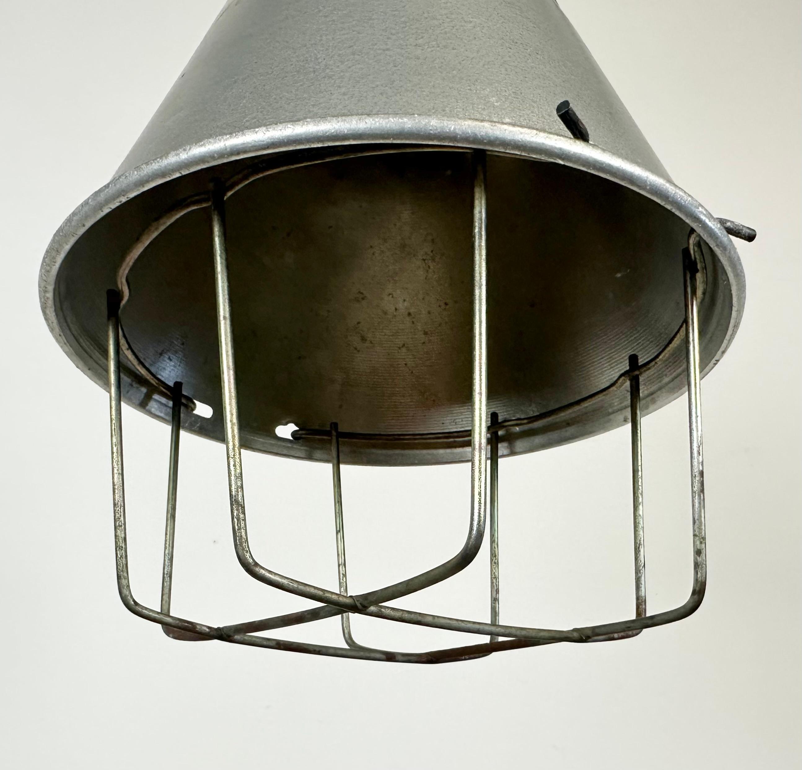 Lampe pendante cage industrielle en aluminium gris, 1970 Bon état - En vente à Kojetice, CZ