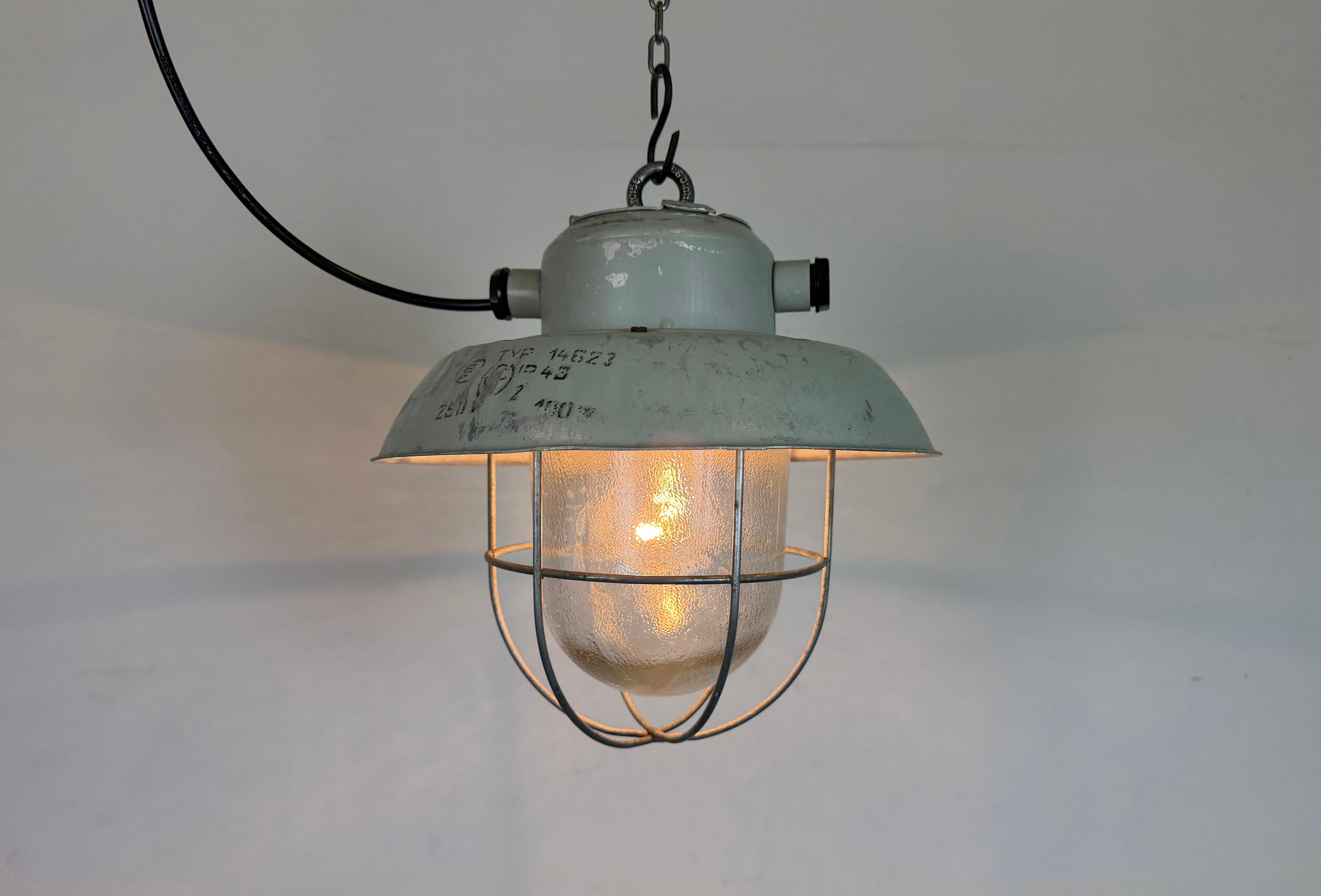 Lámpara Colgante Jaula de Aluminio Industrial Gris con Cristal Esmerilado, Años 70 en venta 5