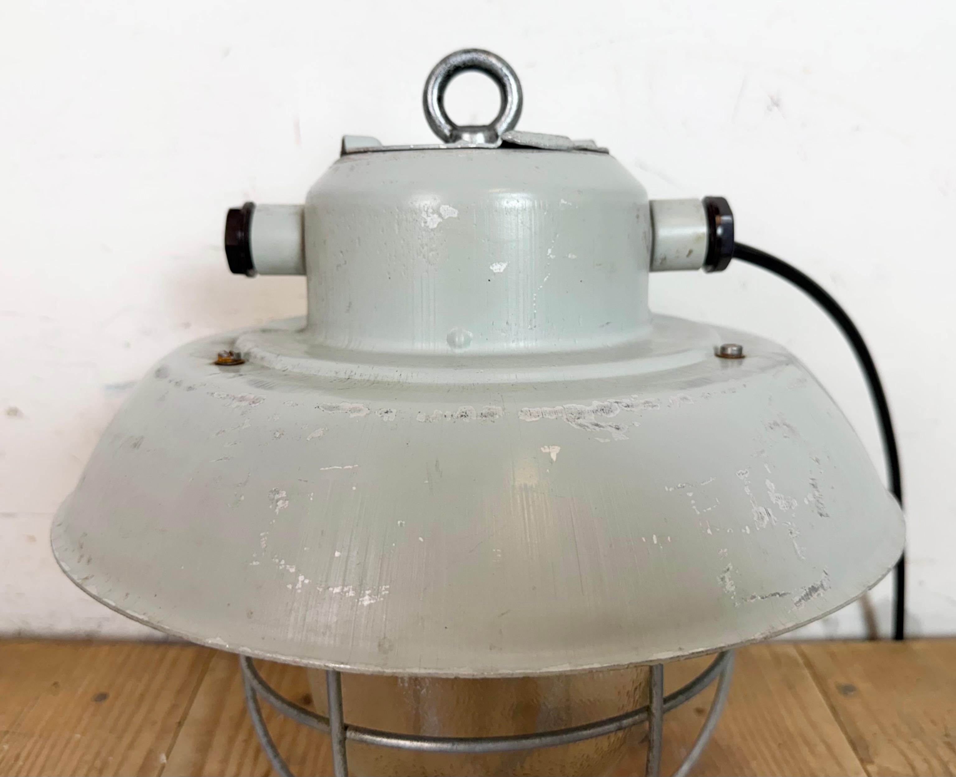 Lámpara Colgante Jaula de Aluminio Industrial Gris con Cristal Esmerilado, Años 70 en venta 8