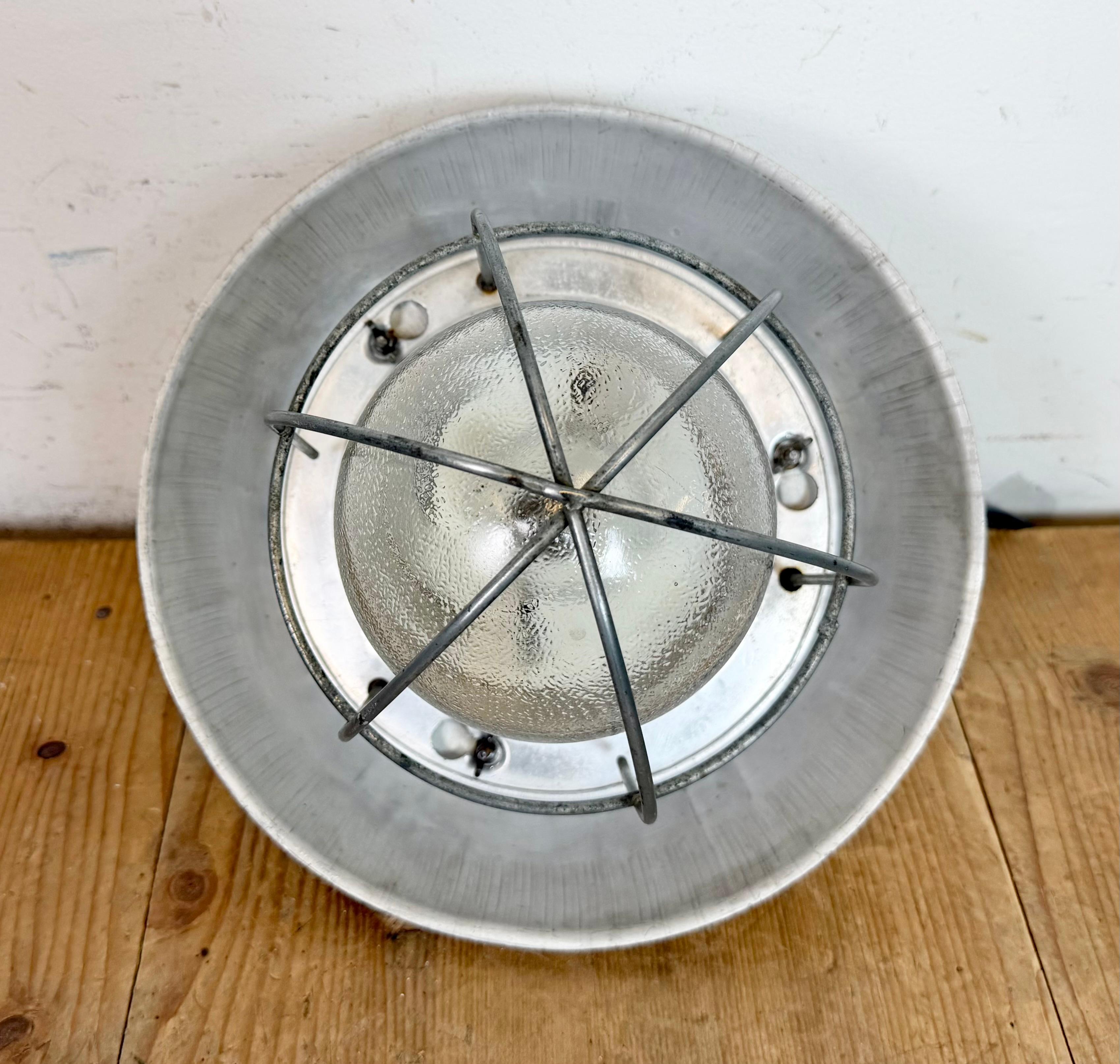 Lámpara Colgante Jaula de Aluminio Industrial Gris con Cristal Esmerilado, Años 70 en venta 9