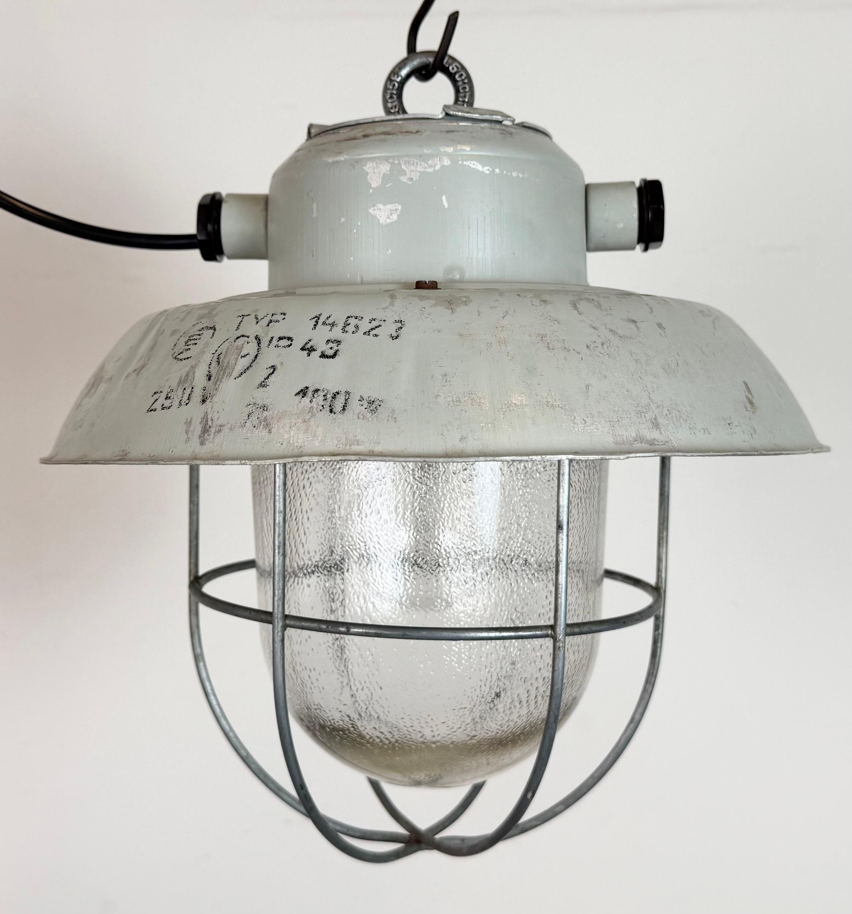 Lámpara Colgante Jaula de Aluminio Industrial Gris con Cristal Esmerilado, Años 70 Checo en venta