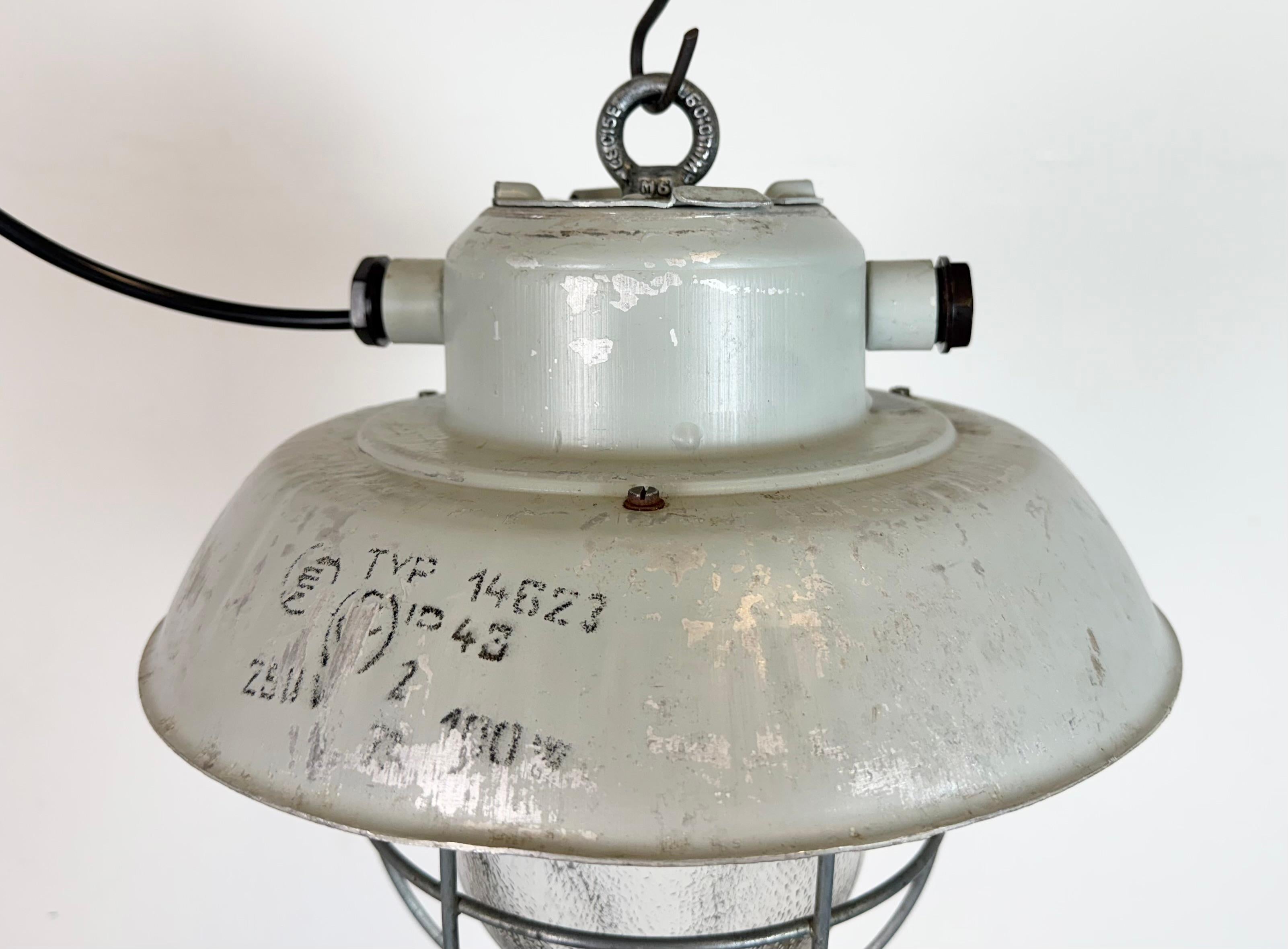 Lámpara Colgante Jaula de Aluminio Industrial Gris con Cristal Esmerilado, Años 70 en Bueno estado para la venta en Kojetice, CZ