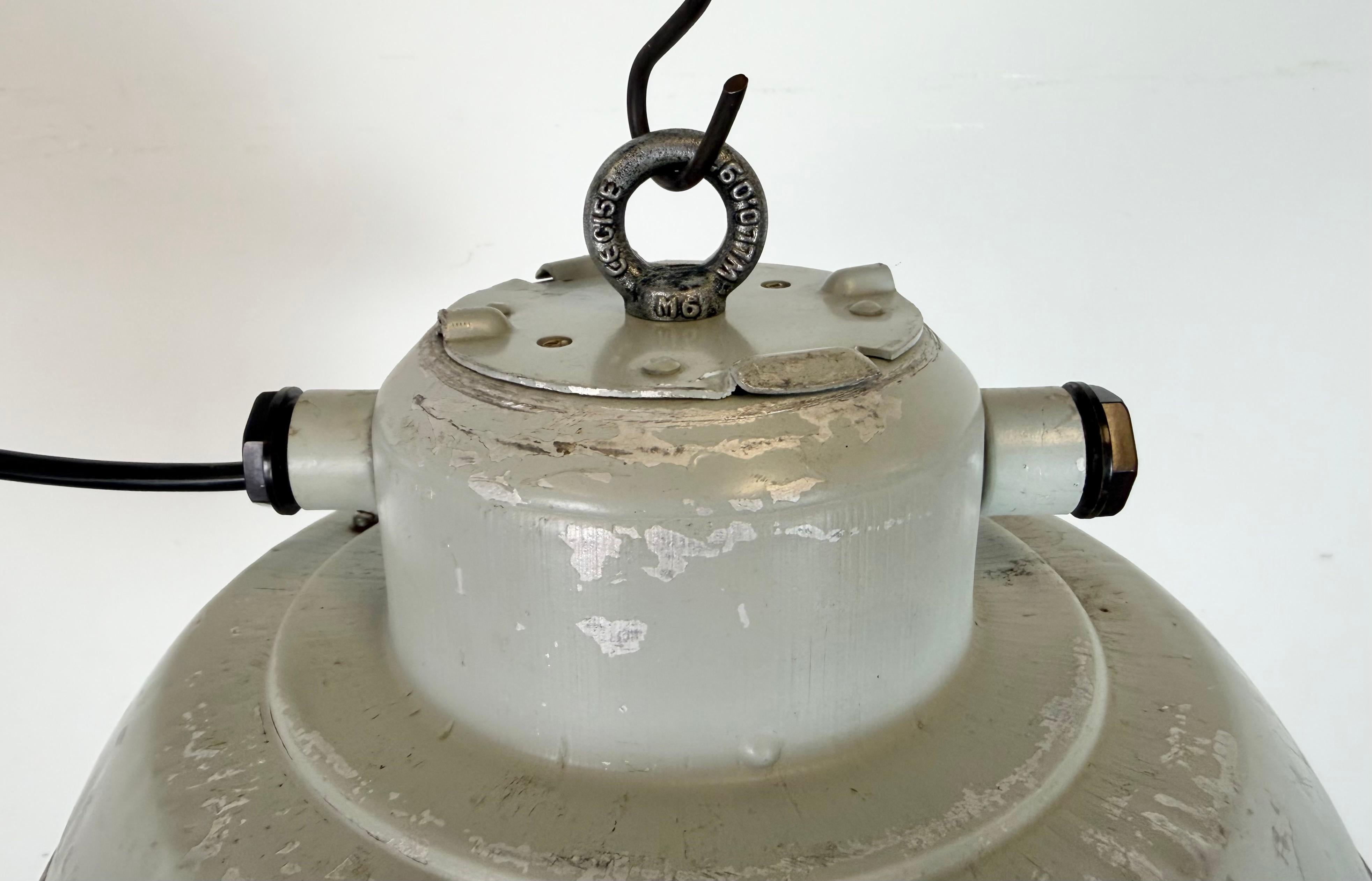 Lámpara Colgante Jaula de Aluminio Industrial Gris con Cristal Esmerilado, Años 70 en venta 4