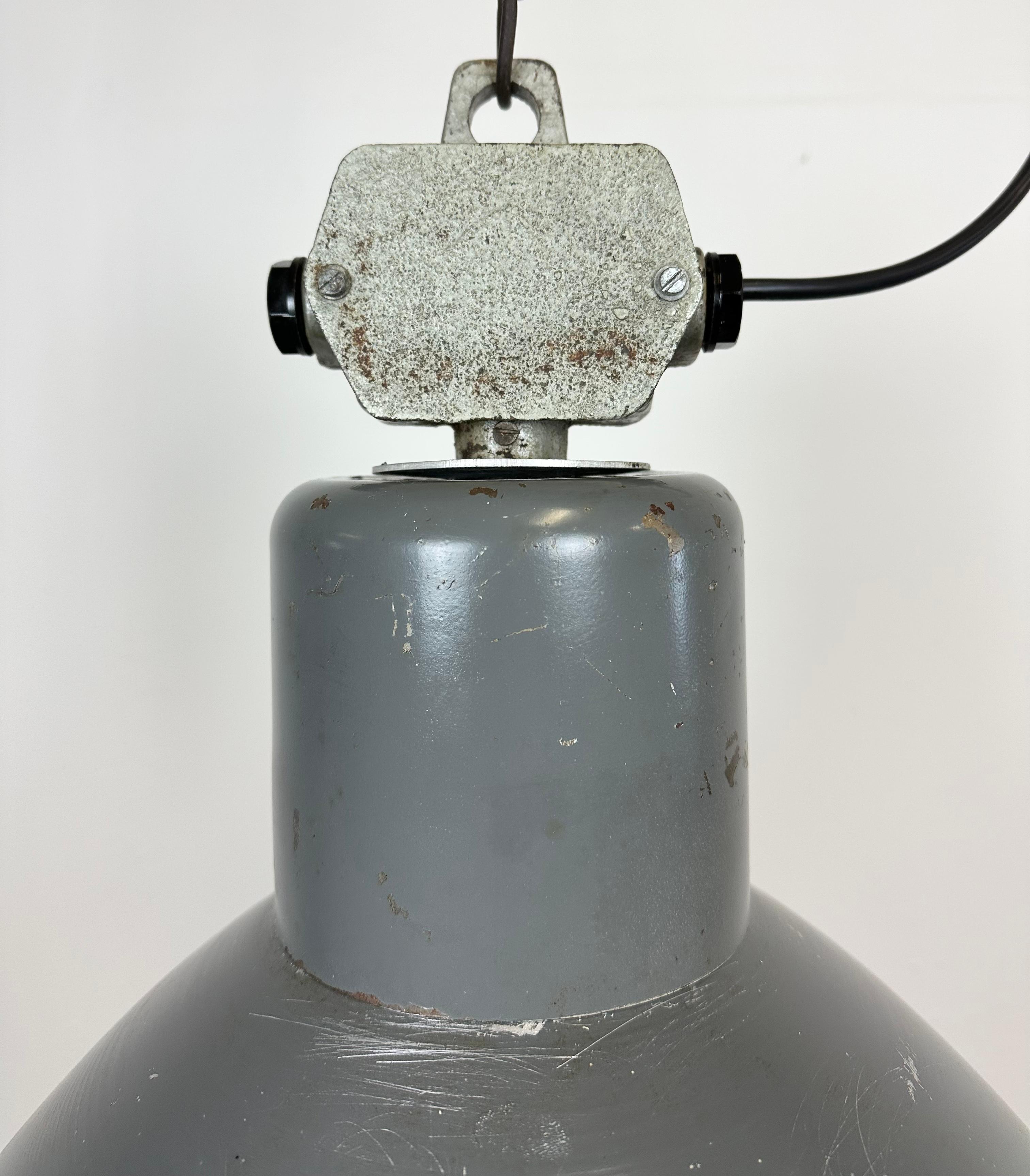 Grey Industrial Aluminium Pendant Lamp from Polam Wilkasy, 1960s In Good Condition For Sale In Kojetice, CZ