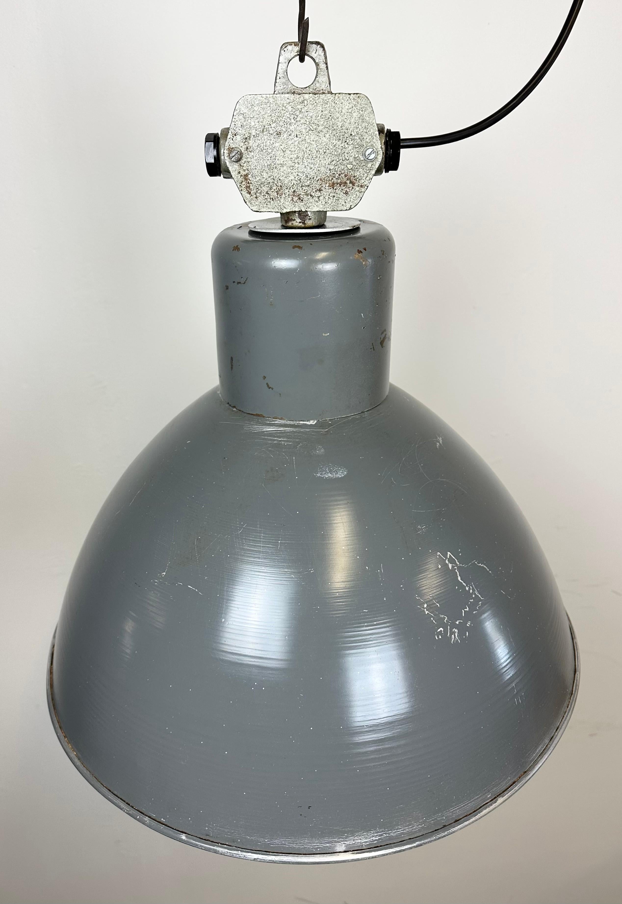 Lampada a sospensione industriale grigia in alluminio di Polam Wilkasy, anni '60 in vendita 2