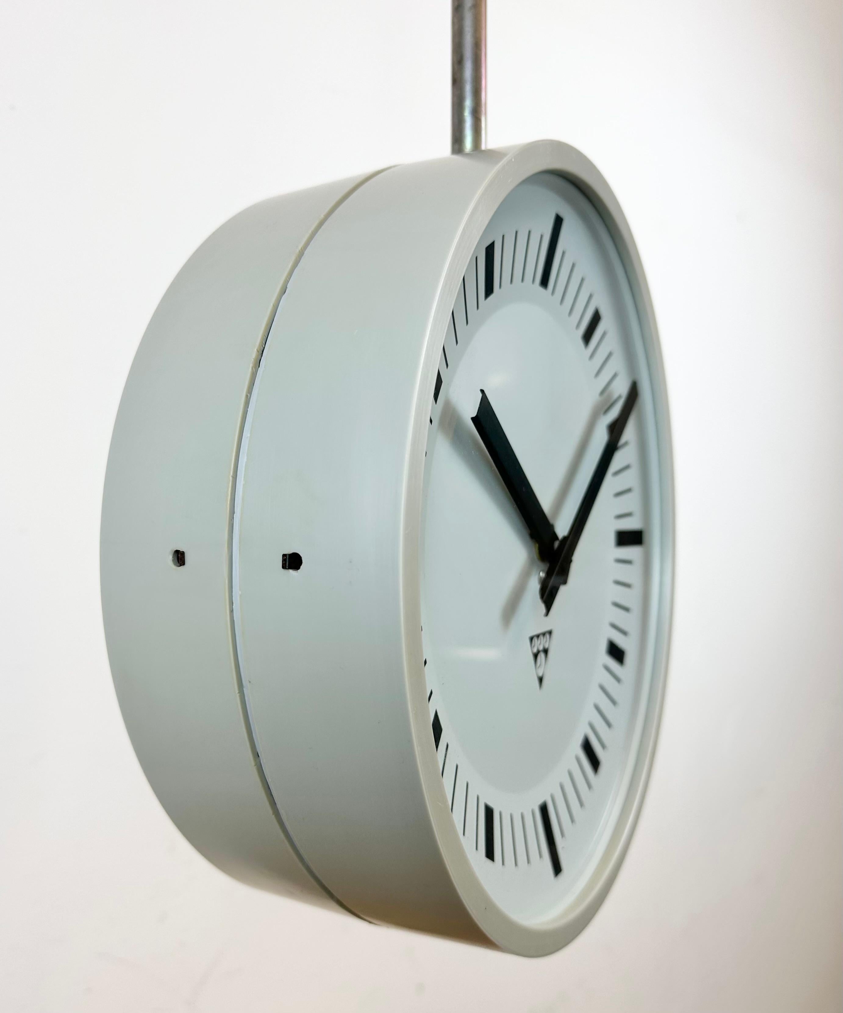 Horloge d'usine double face industrielle grise de Pragotron, années 1980 en vente 4