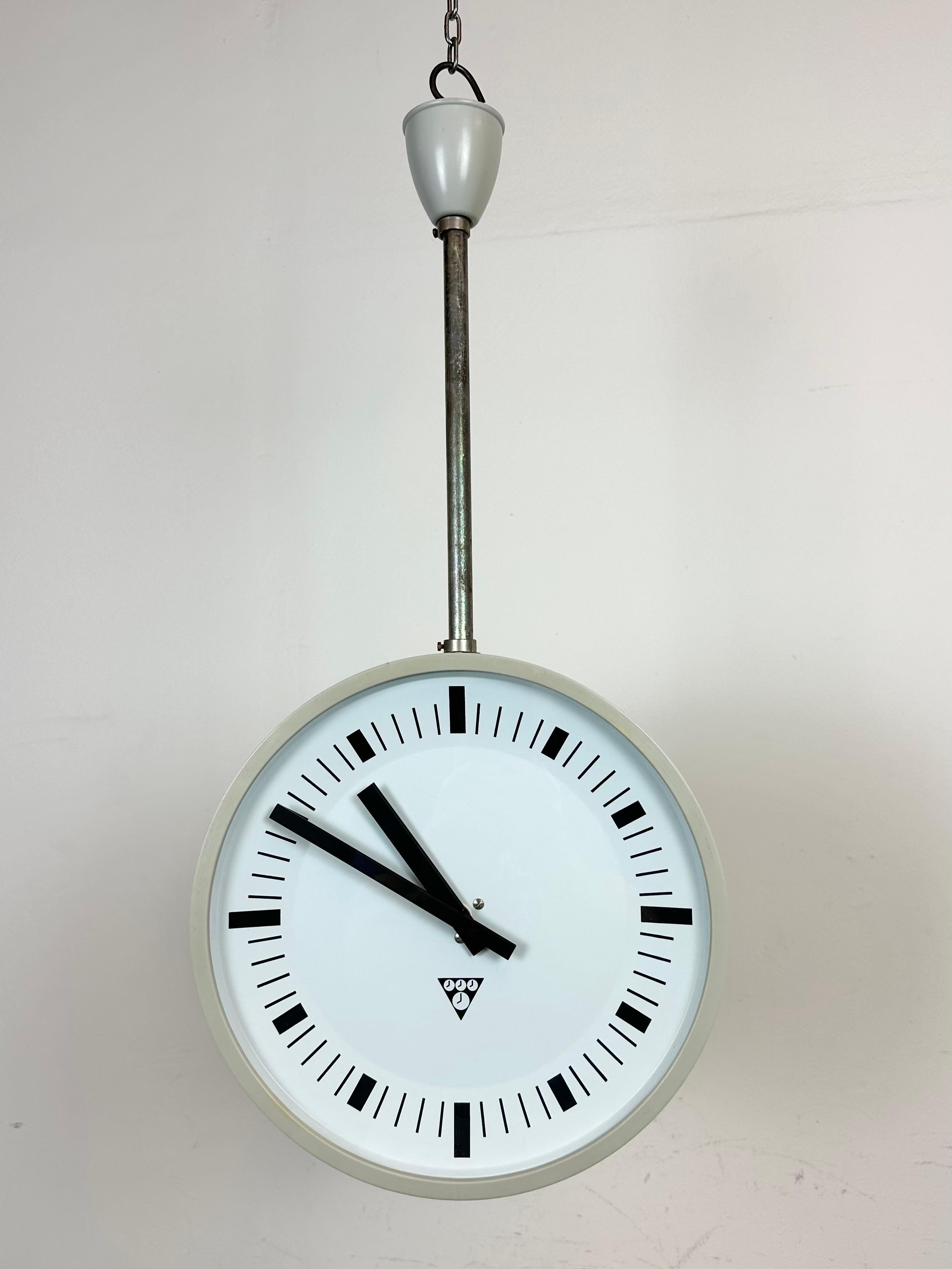 Horloge d'usine double face industrielle grise de Pragotron, années 1980 en vente 6