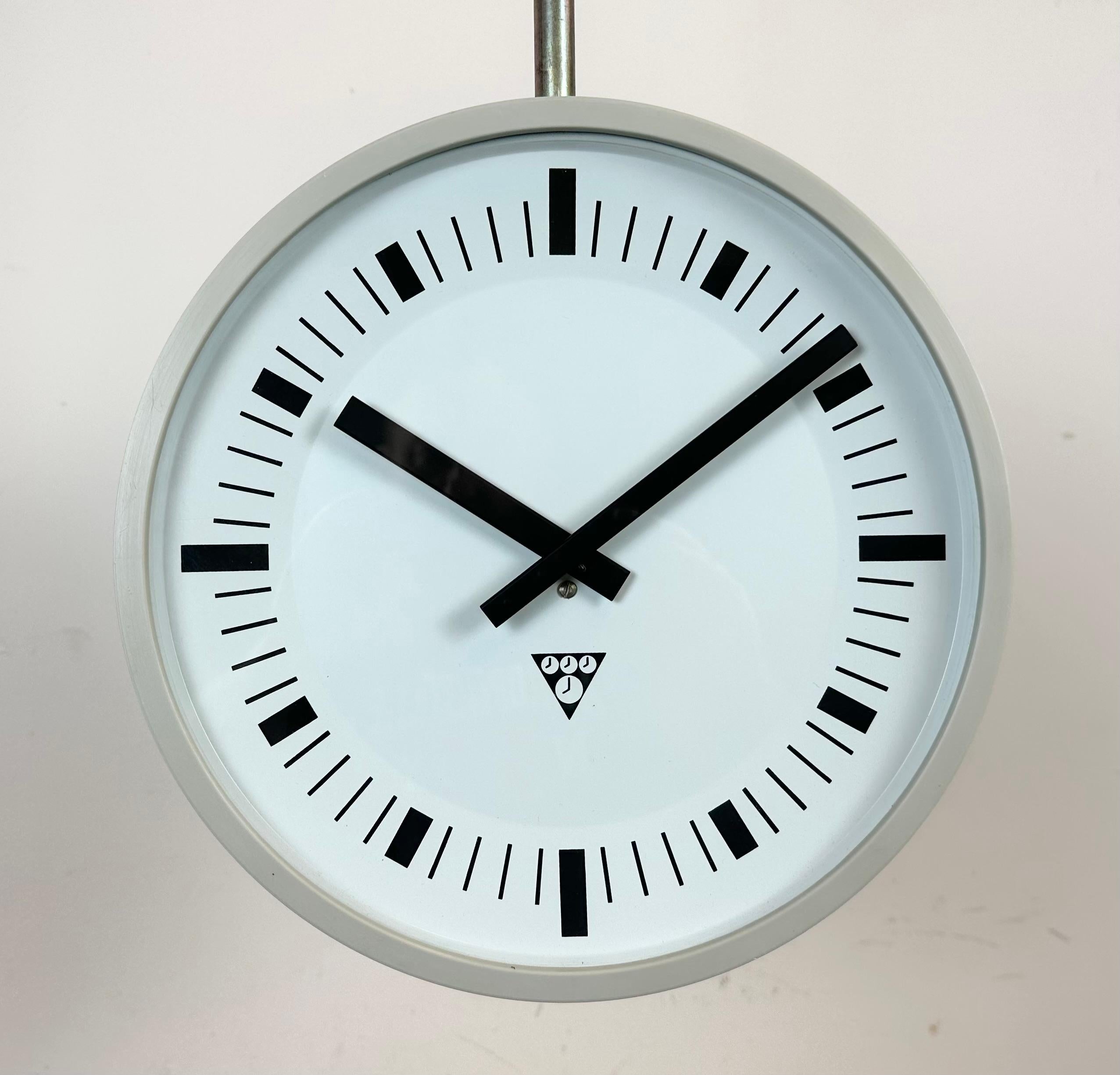 Horloge d'usine double face industrielle grise de Pragotron, années 1980 en vente 8