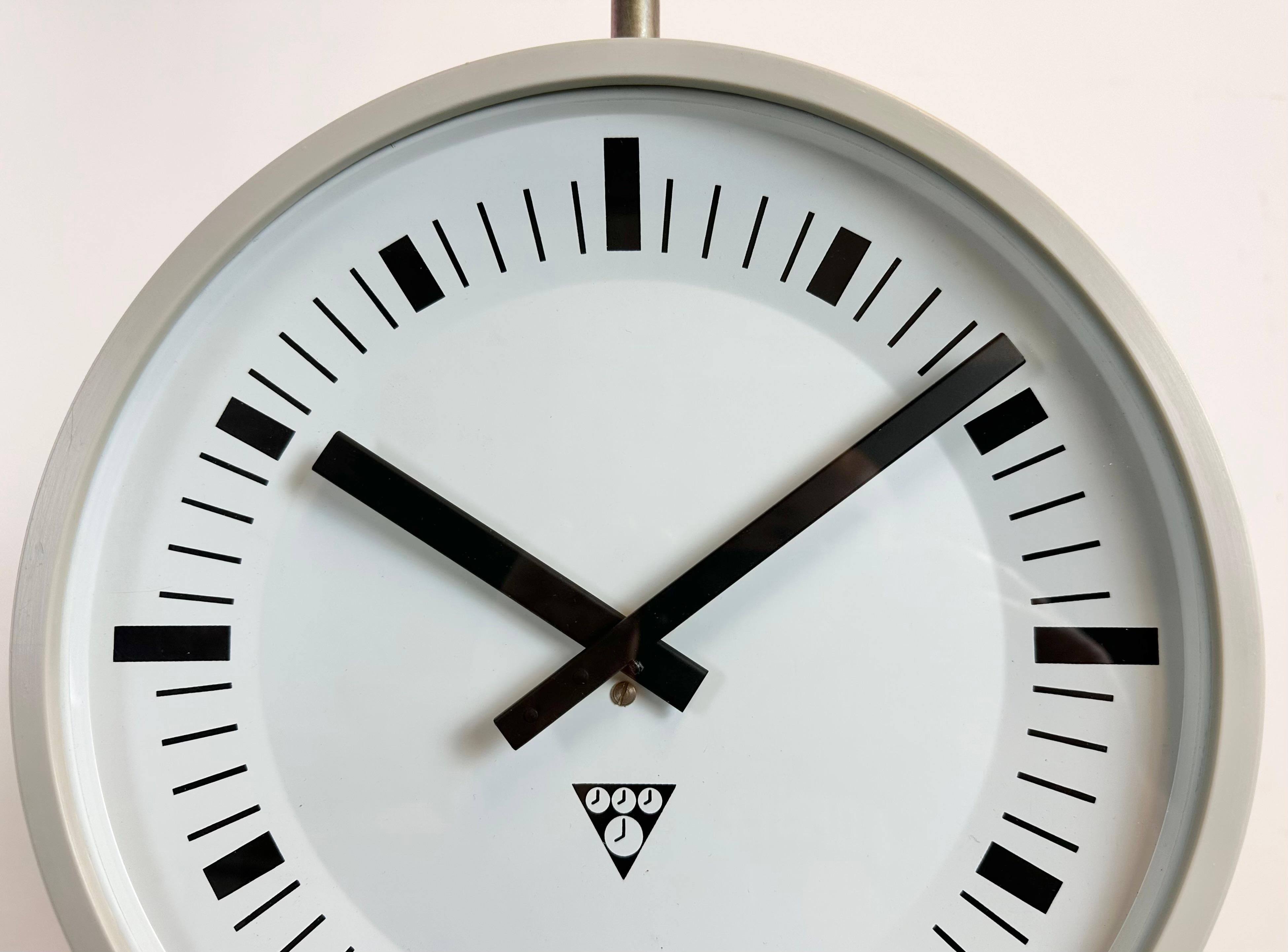 Horloge d'usine double face industrielle grise de Pragotron, années 1980 en vente 9