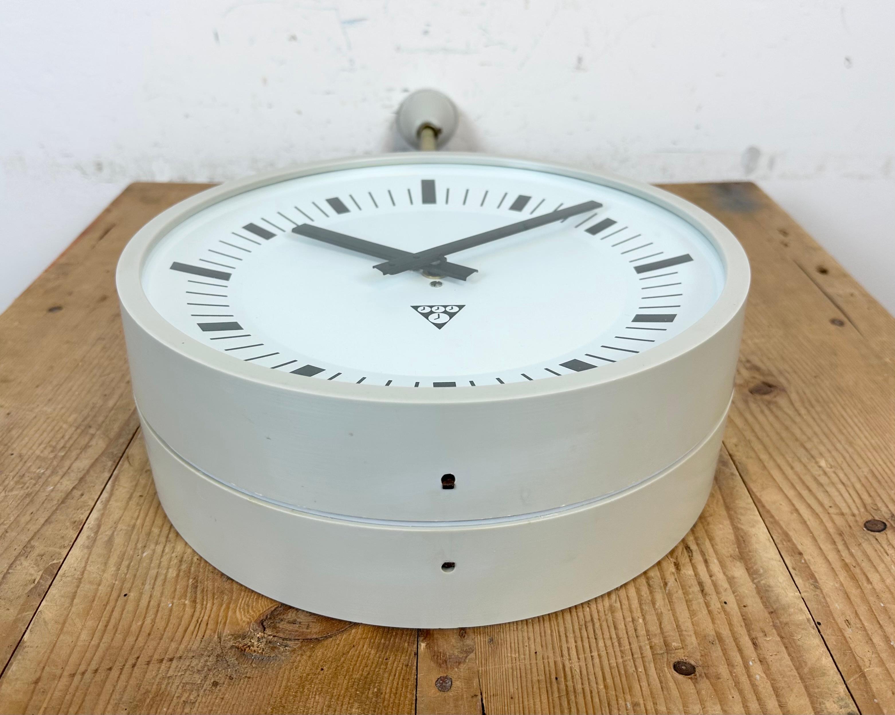Grey Industrial Bakelite Double Sided Factory Clock from Pragotron, 1980s For Sale 11