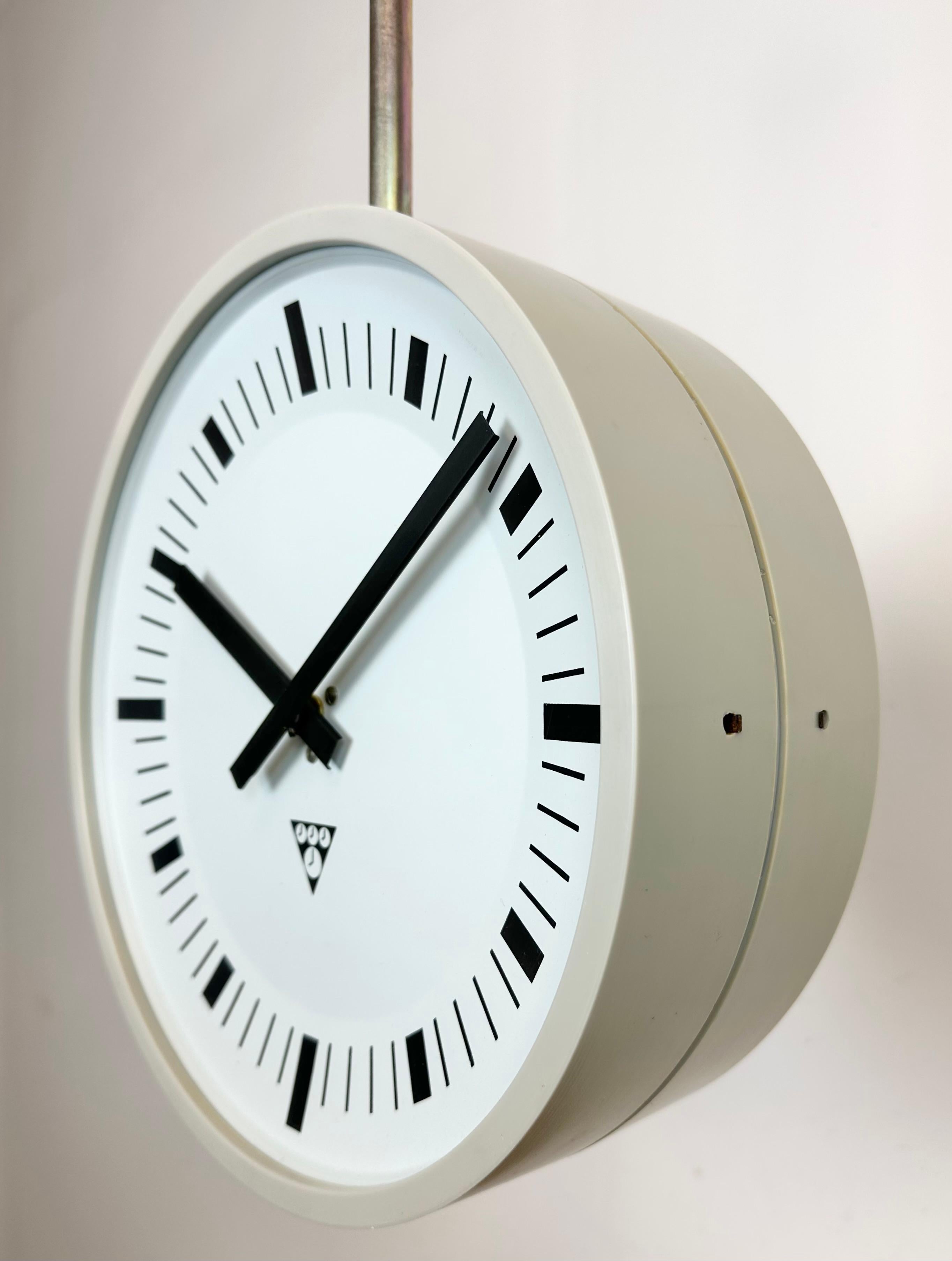 Horloge d'usine double face industrielle grise de Pragotron, années 1980 Bon état - En vente à Kojetice, CZ