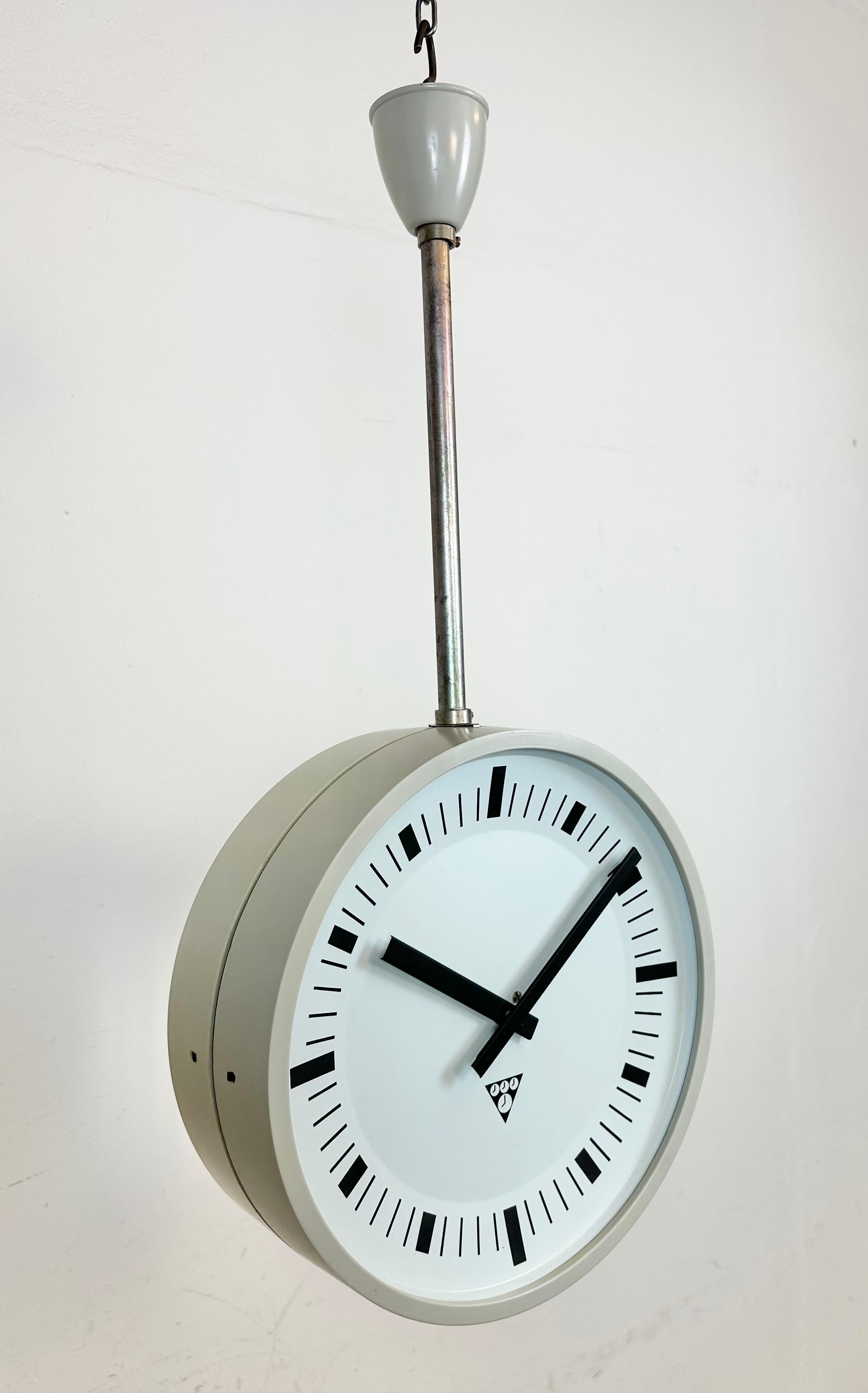 Horloge d'usine double face industrielle grise de Pragotron, années 1980 en vente 2