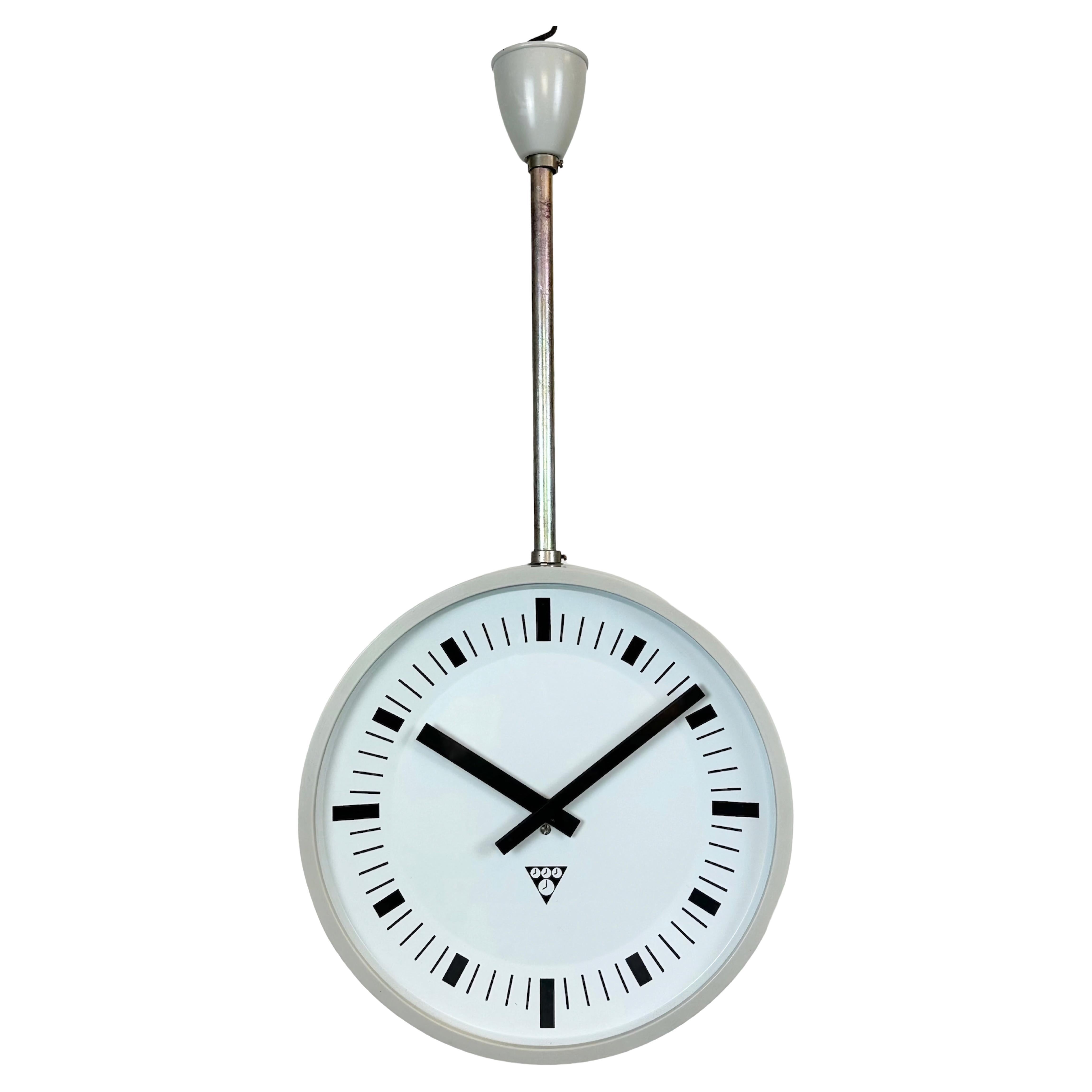 Horloge d'usine double face industrielle grise de Pragotron, années 1980 en vente