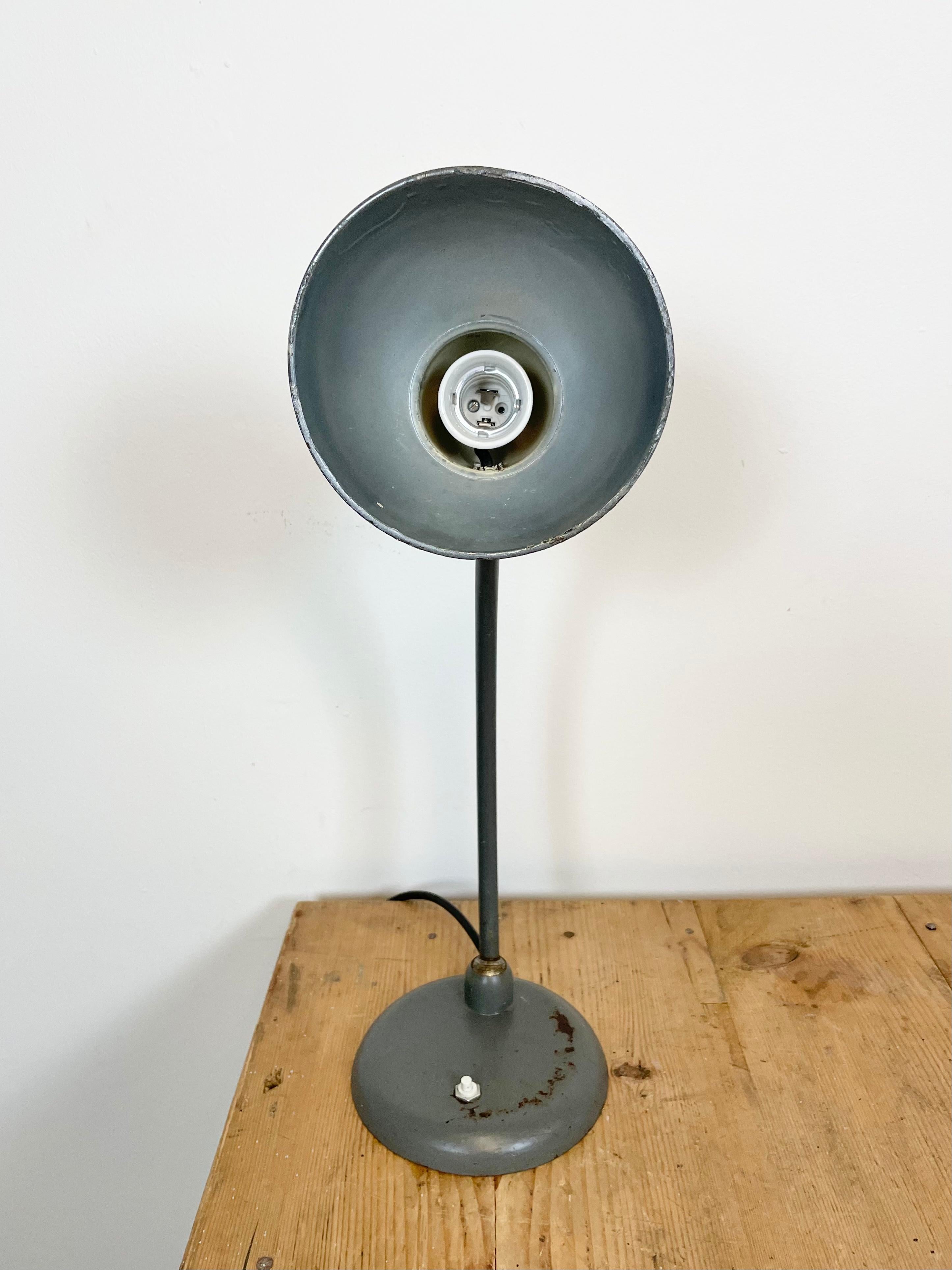 Lampe de table industrielle Bauhaus grise, années 1930 en vente 3