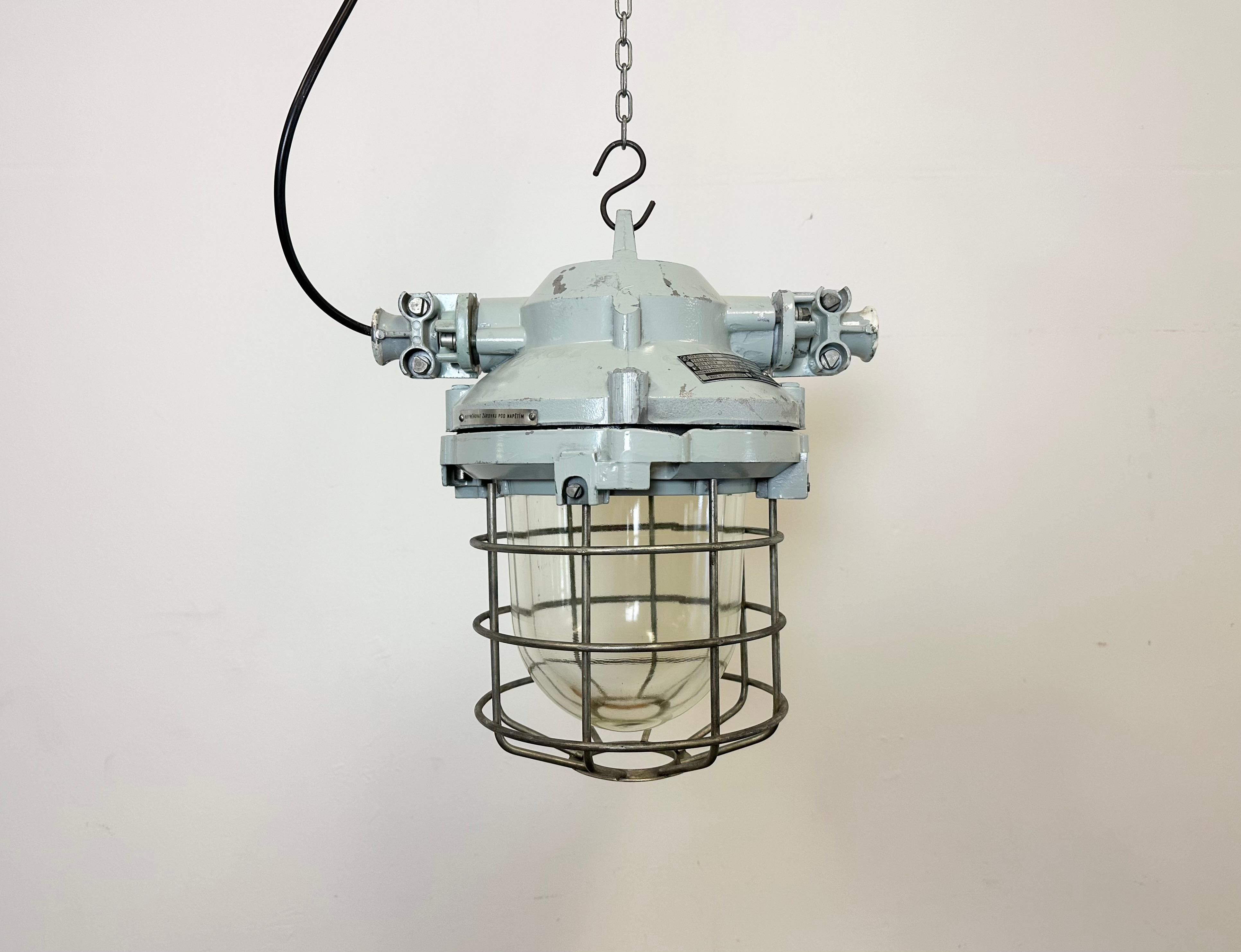 Industrial factory hanging light manufactured by Elektrosvit in former Czechoslovakia during the 1970s. It features a cast aluminium body, an iron cage and explosion-proof glass.
The socket requires standard E27 / E26 lightbulbs. New wire. The