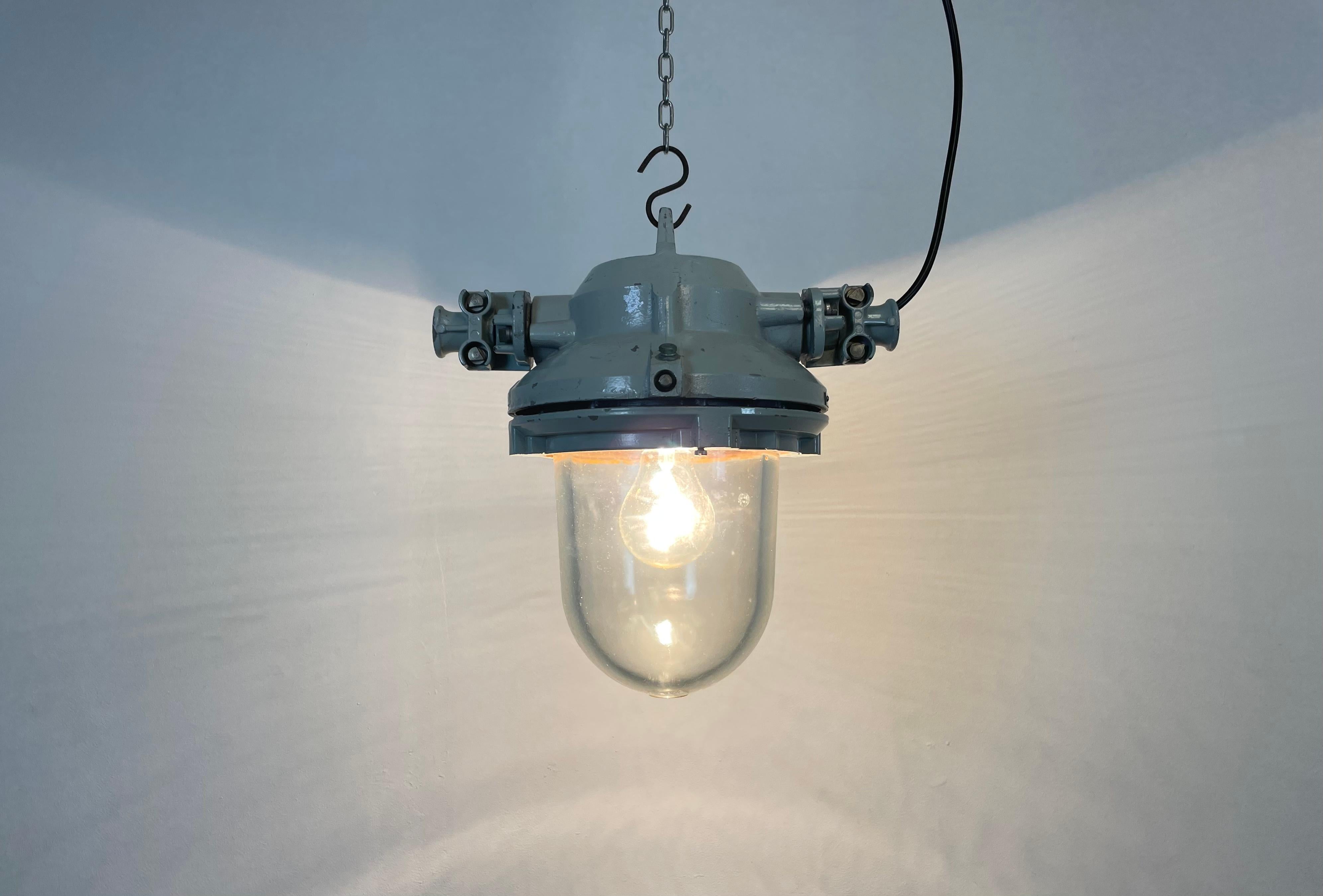 Lampe d'exposition industrielle en fonte d'aluminium grise, années 1970 en vente 4