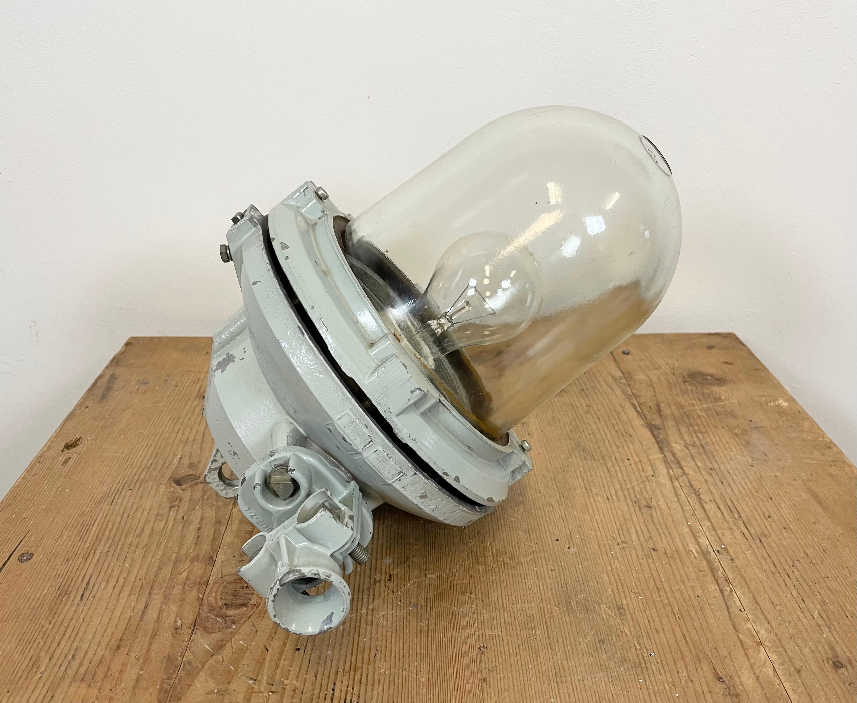 Lampe d'exposition industrielle en fonte d'aluminium grise, années 1970 en vente 5