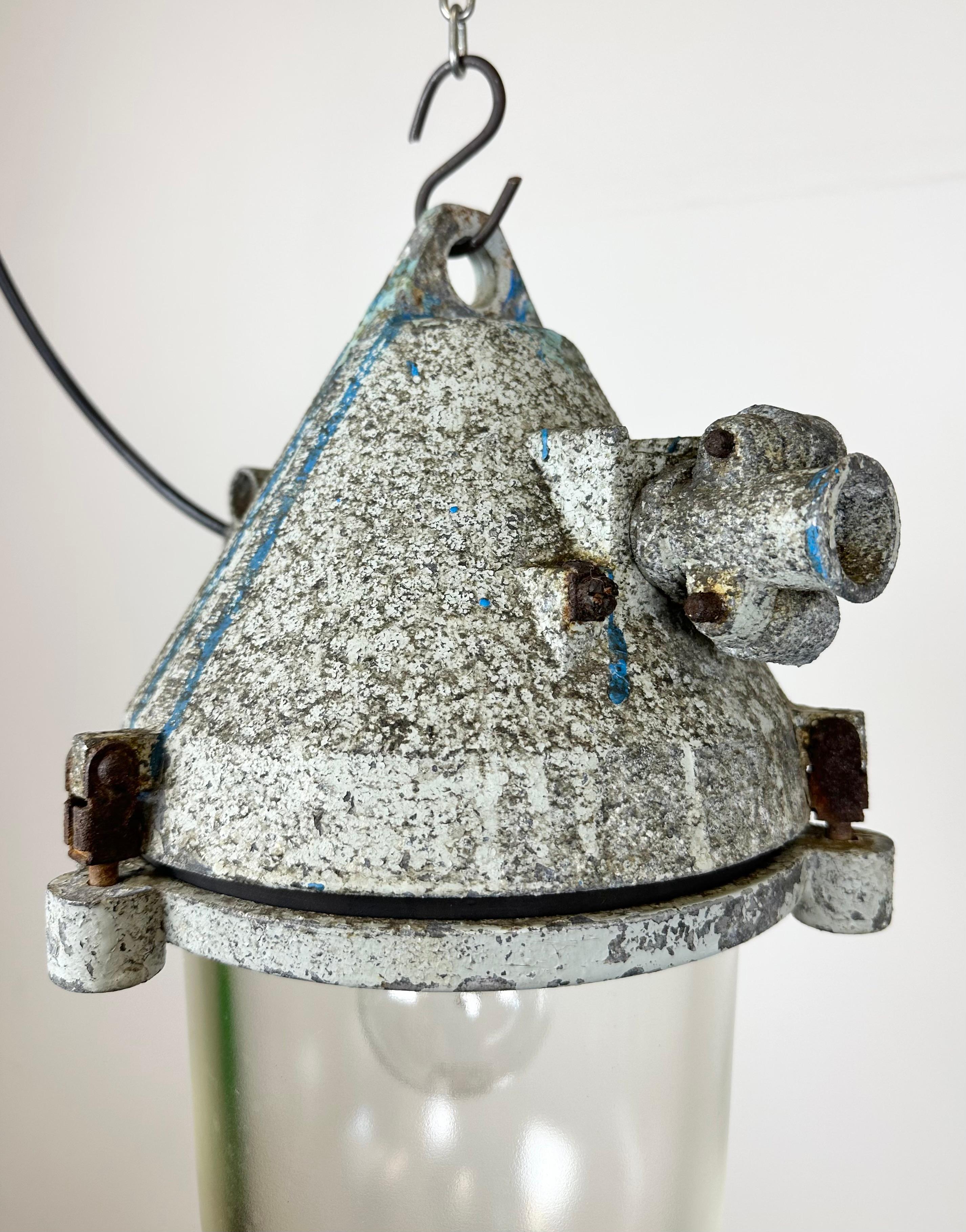 Lampe d'exposition industrielle en fonte d'aluminium grise, années 1970 en vente 6