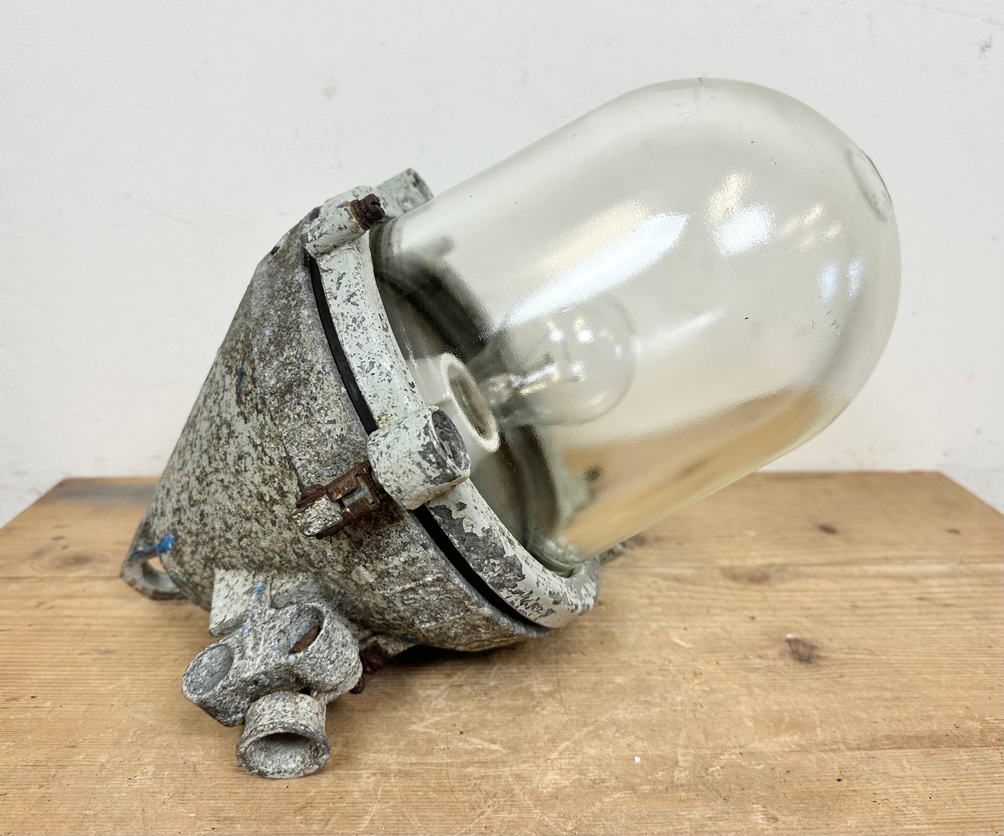Graue Industrielle Explosion Proof-Lampe aus Aluminiumguss, 1970er Jahre im Angebot 11