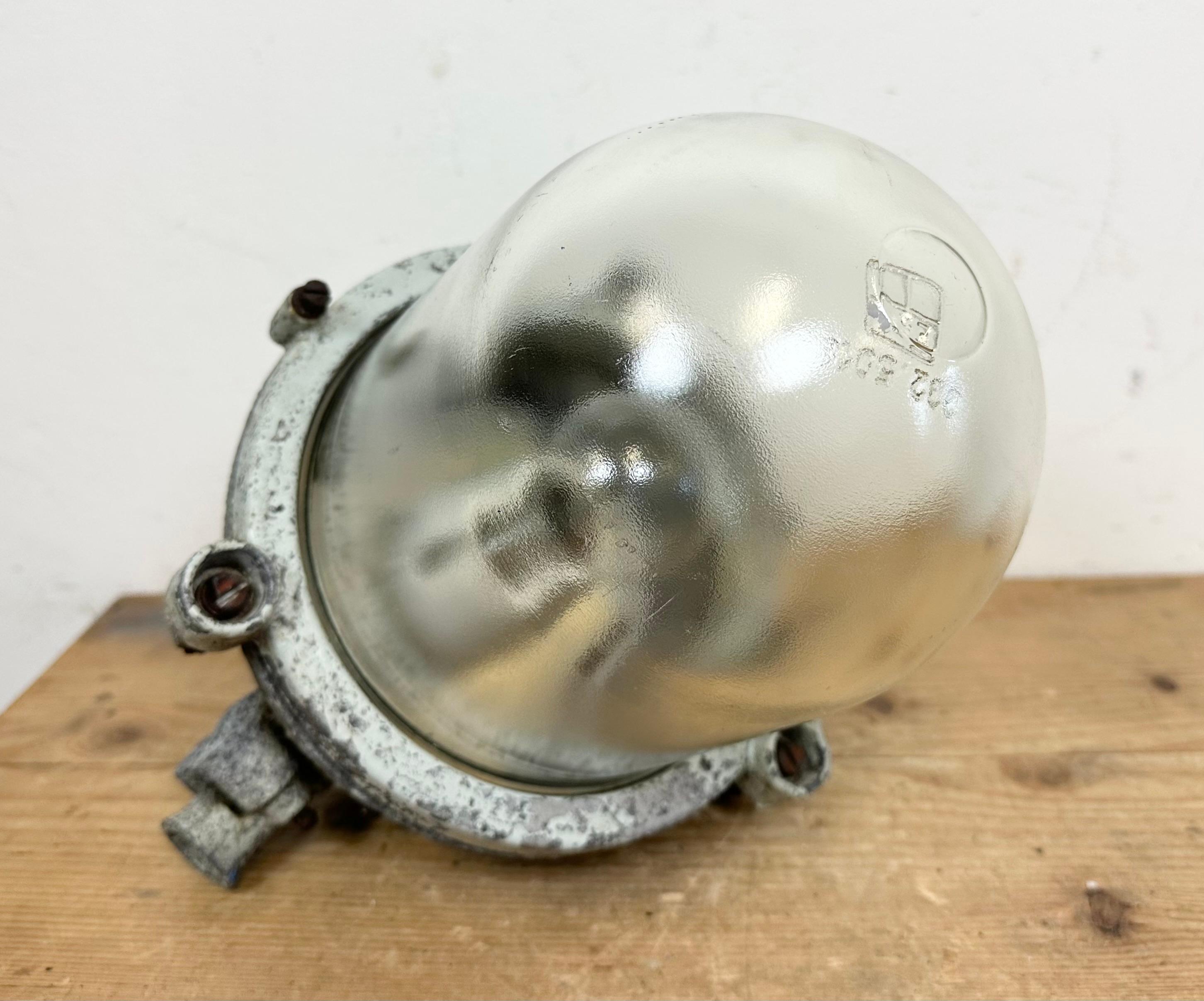 Lampe d'exposition industrielle en fonte d'aluminium grise, années 1970 en vente 10