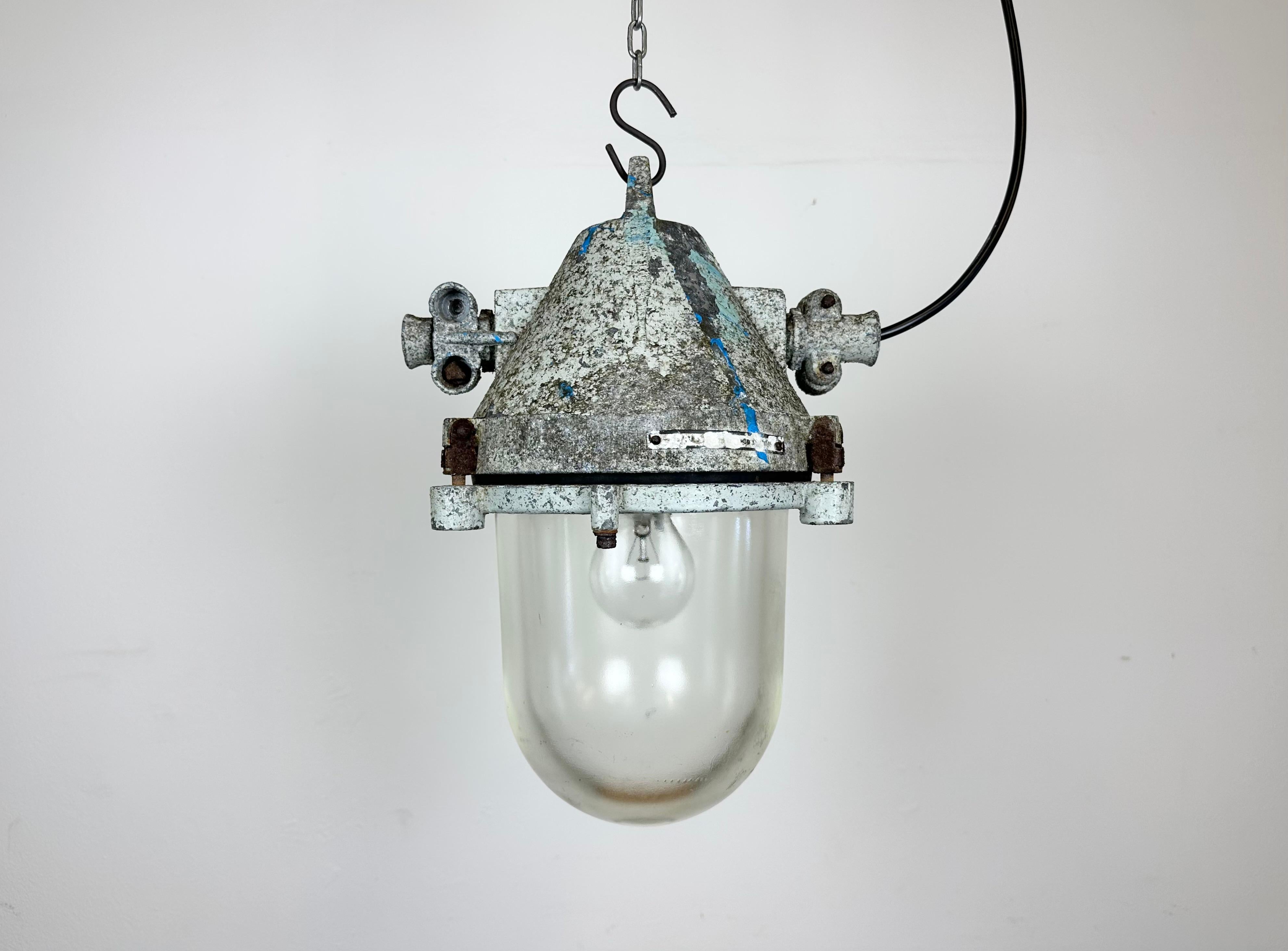 Lampe industrielle grise antidéflagrante avec ampoule en verre massif de protection. Fabriqué dans l'ancienne Tchécoslovaquie par Elektrosvit dans les années 1970. Il se compose d'un corps en aluminium moulé et d'un couvercle en verre transparent.
