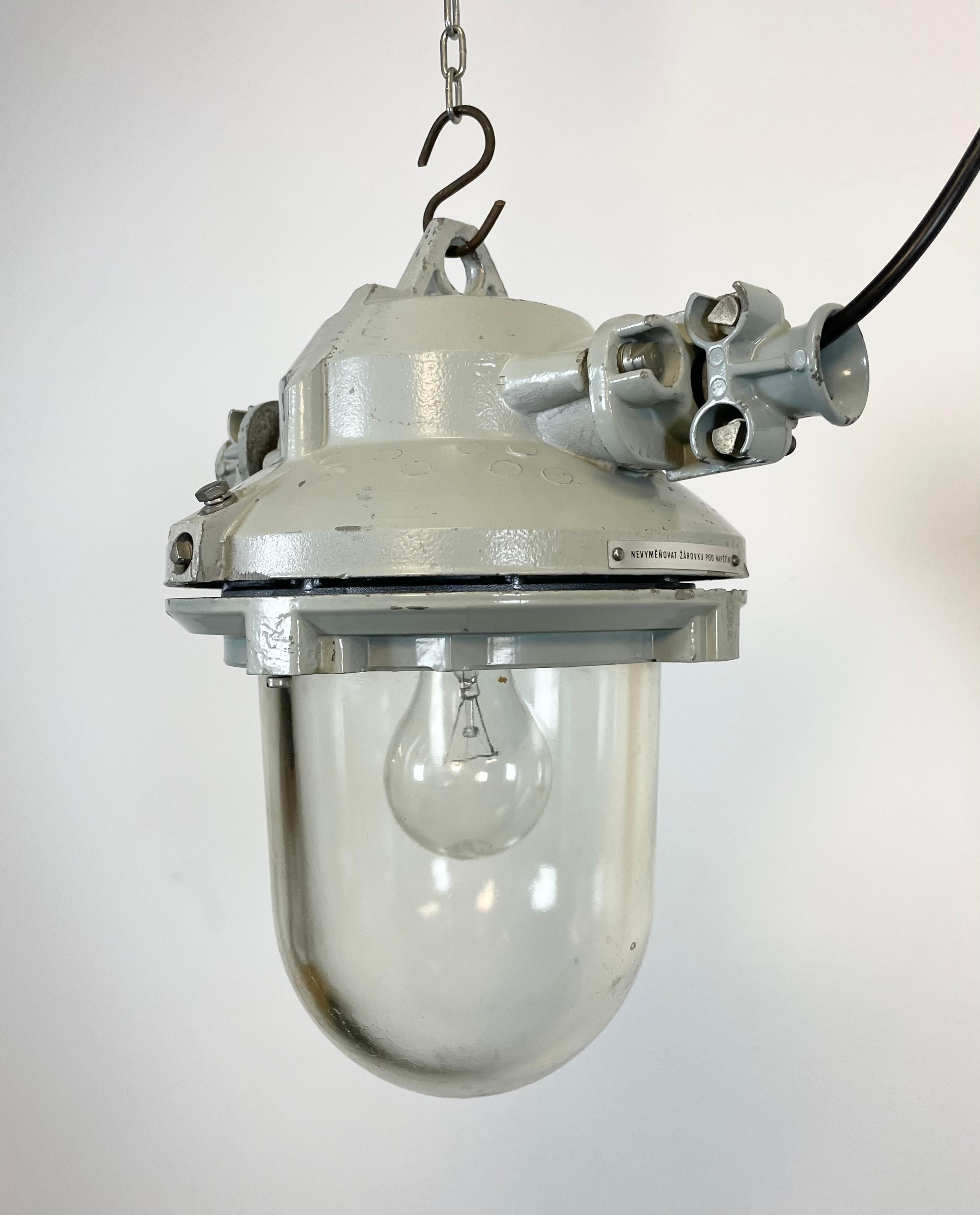 Tchèque Lampe d'exposition industrielle en fonte d'aluminium grise, années 1970 en vente