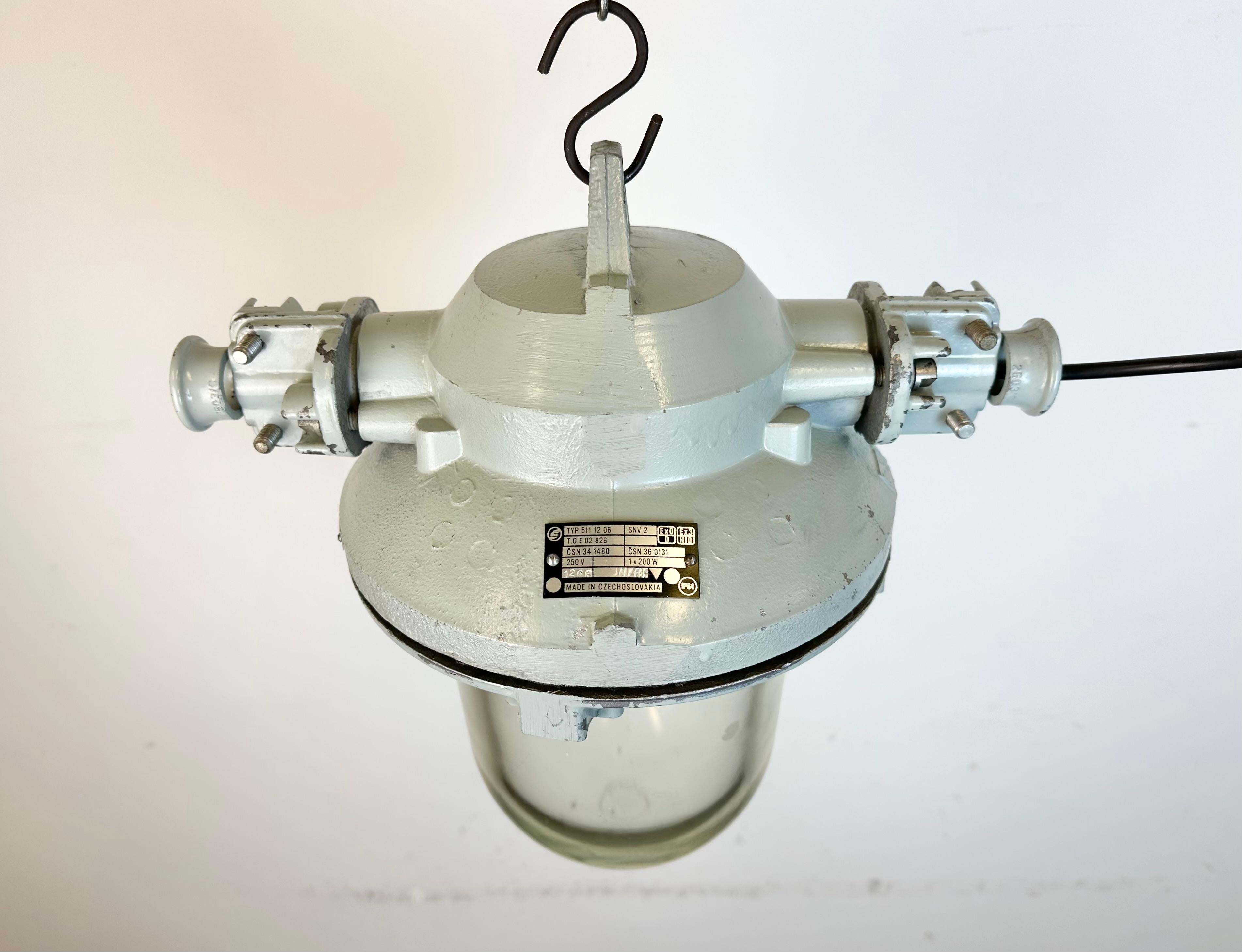 Aluminium Applique d'explosion industrielle en fonte d'aluminium grise, 1970 en vente