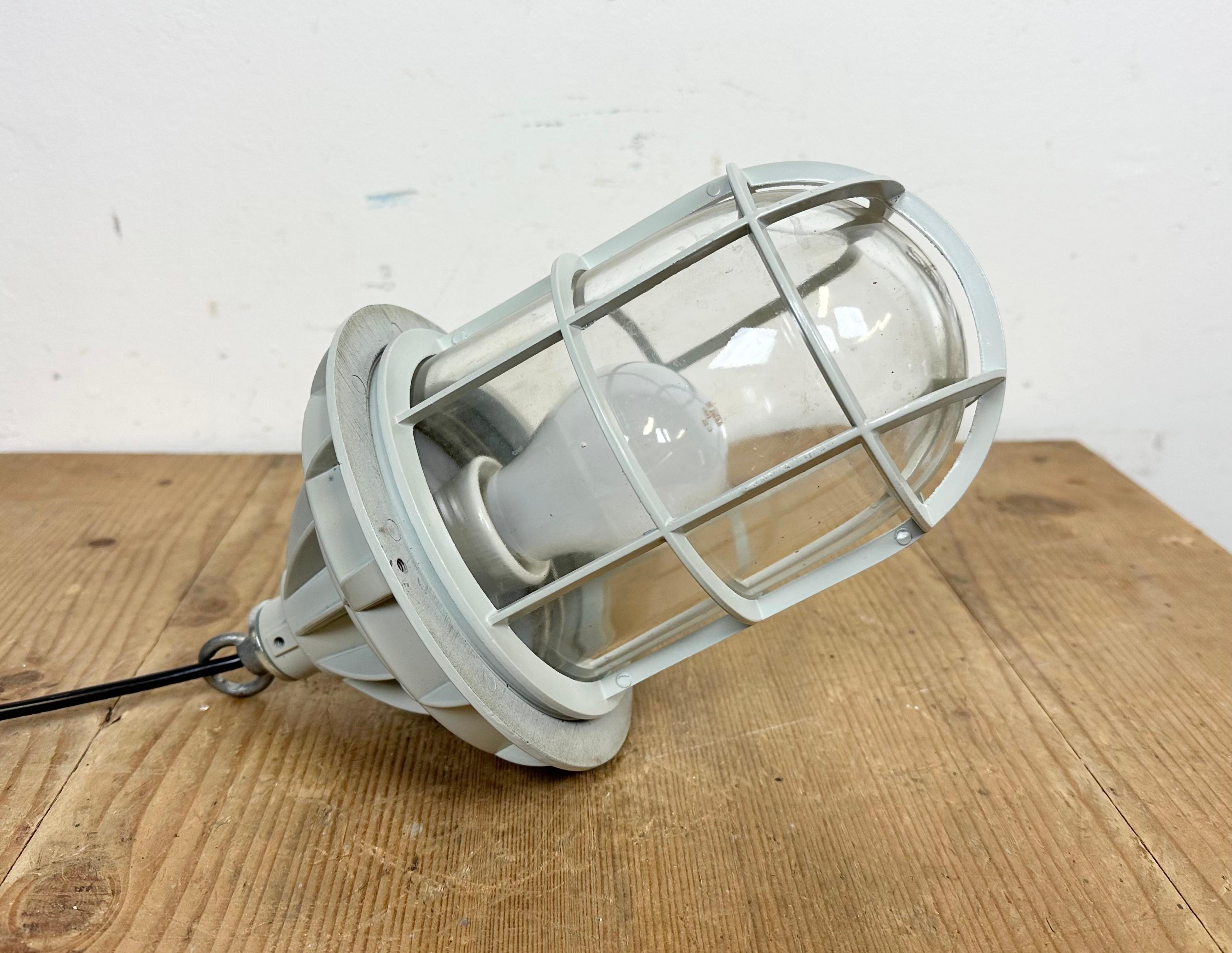 Lampe industrielle en fonte d'aluminium grise de Yamada Co.Ltd en vente 5
