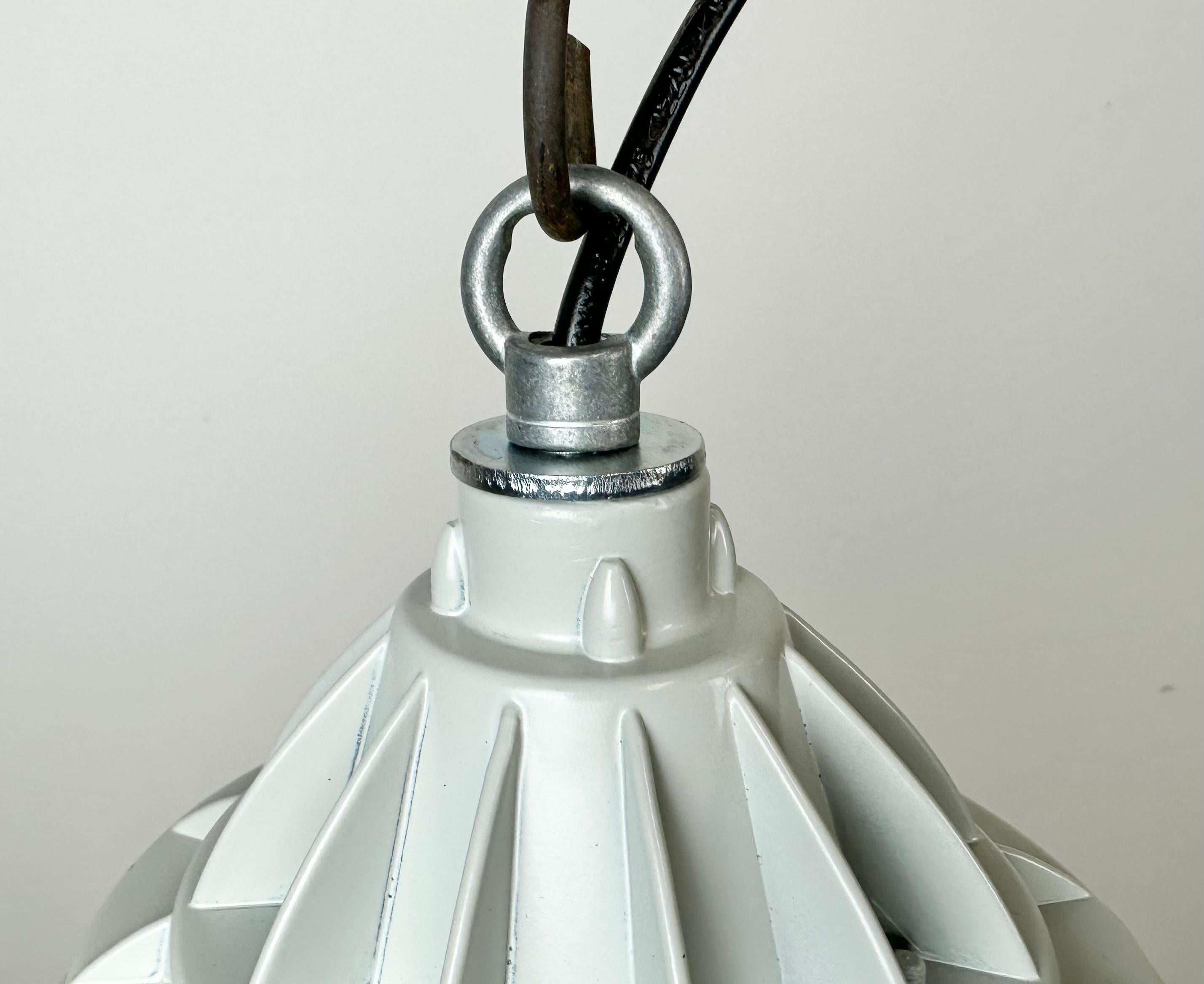 Lampe industrielle en fonte d'aluminium grise de Yamada Co.Ltd Bon état - En vente à Kojetice, CZ