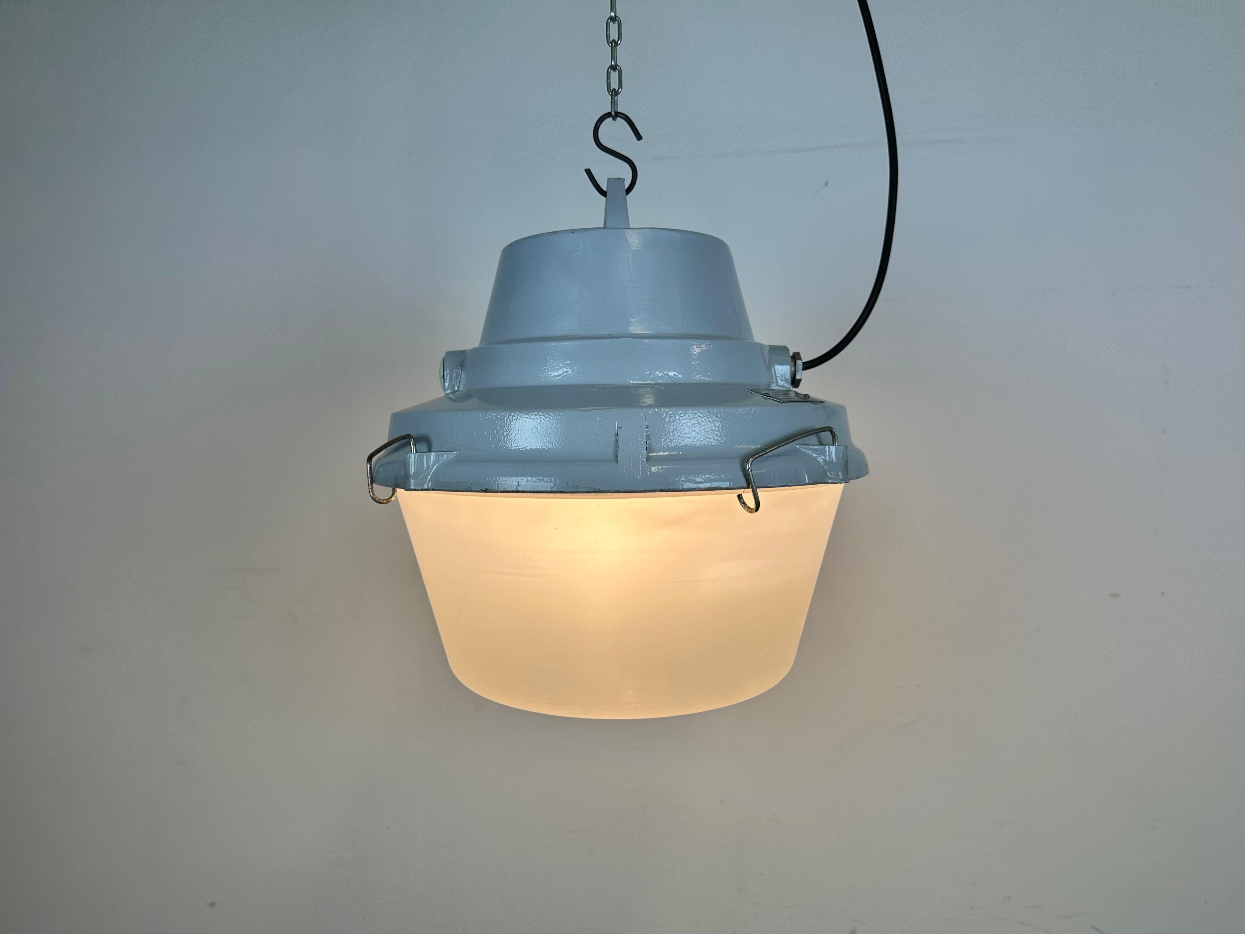 Lampe à suspension industrielle en aluminium coulé gris, années 1980 en vente 7