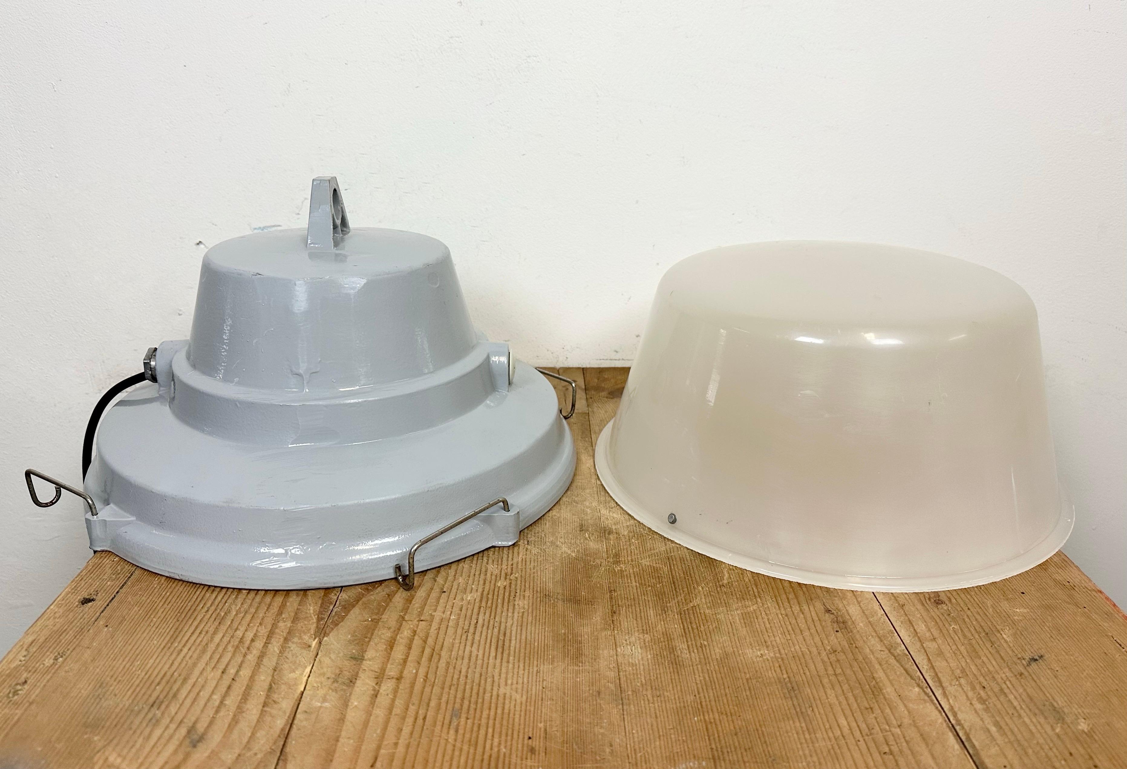 Lampe à suspension industrielle en aluminium coulé gris, années 1980 en vente 9