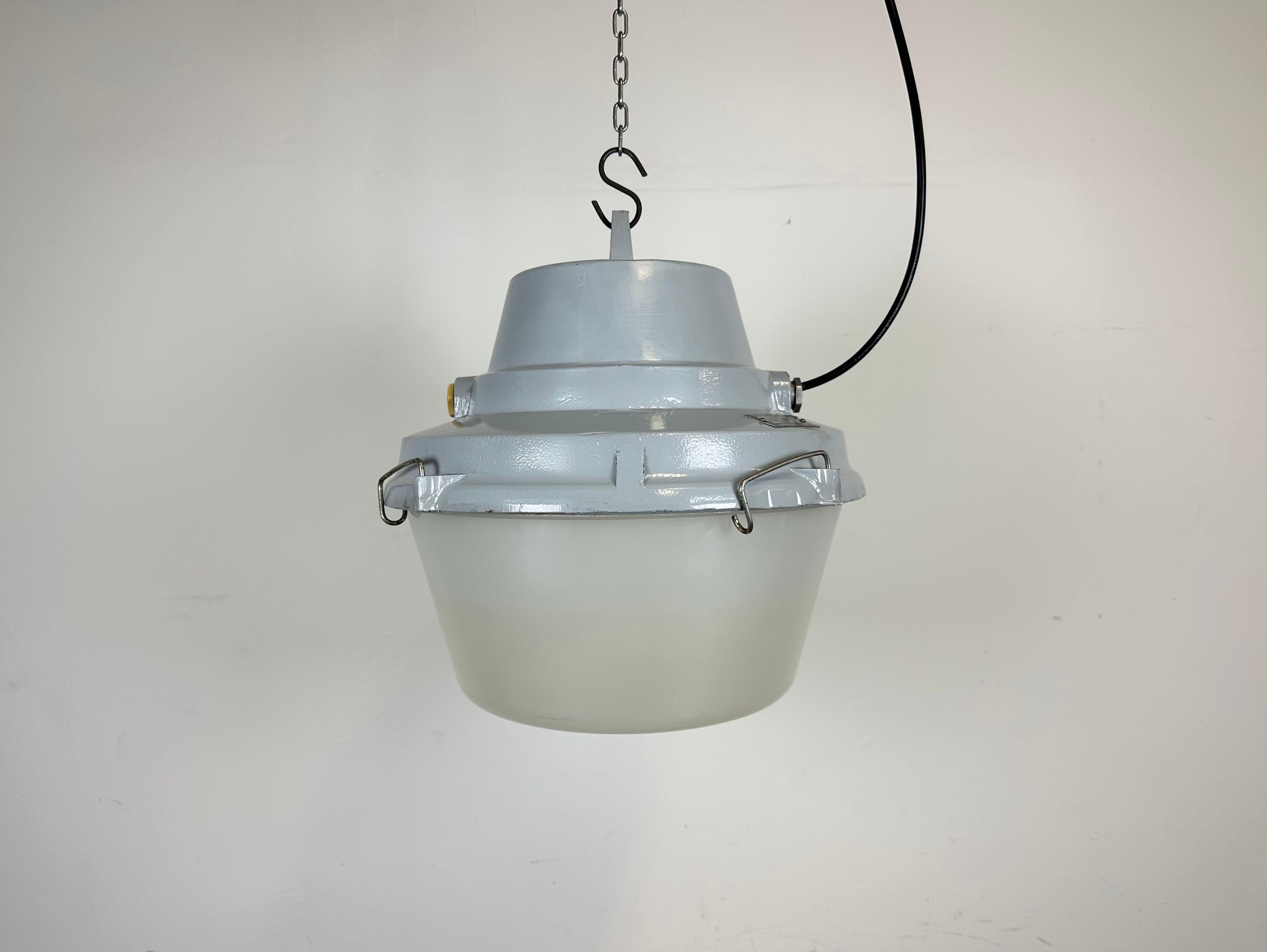 - Pendant lamp originally used in factories in former Czechoslovakia. 
- Made by Elektrosvit during the 1980s.
- Cast aluminium top.
- Milk plastic glass cover.
- Porcelain socket requires standard E 27/ E26 lightbulbs
- New wire 
- Weight: 3,5 kg.