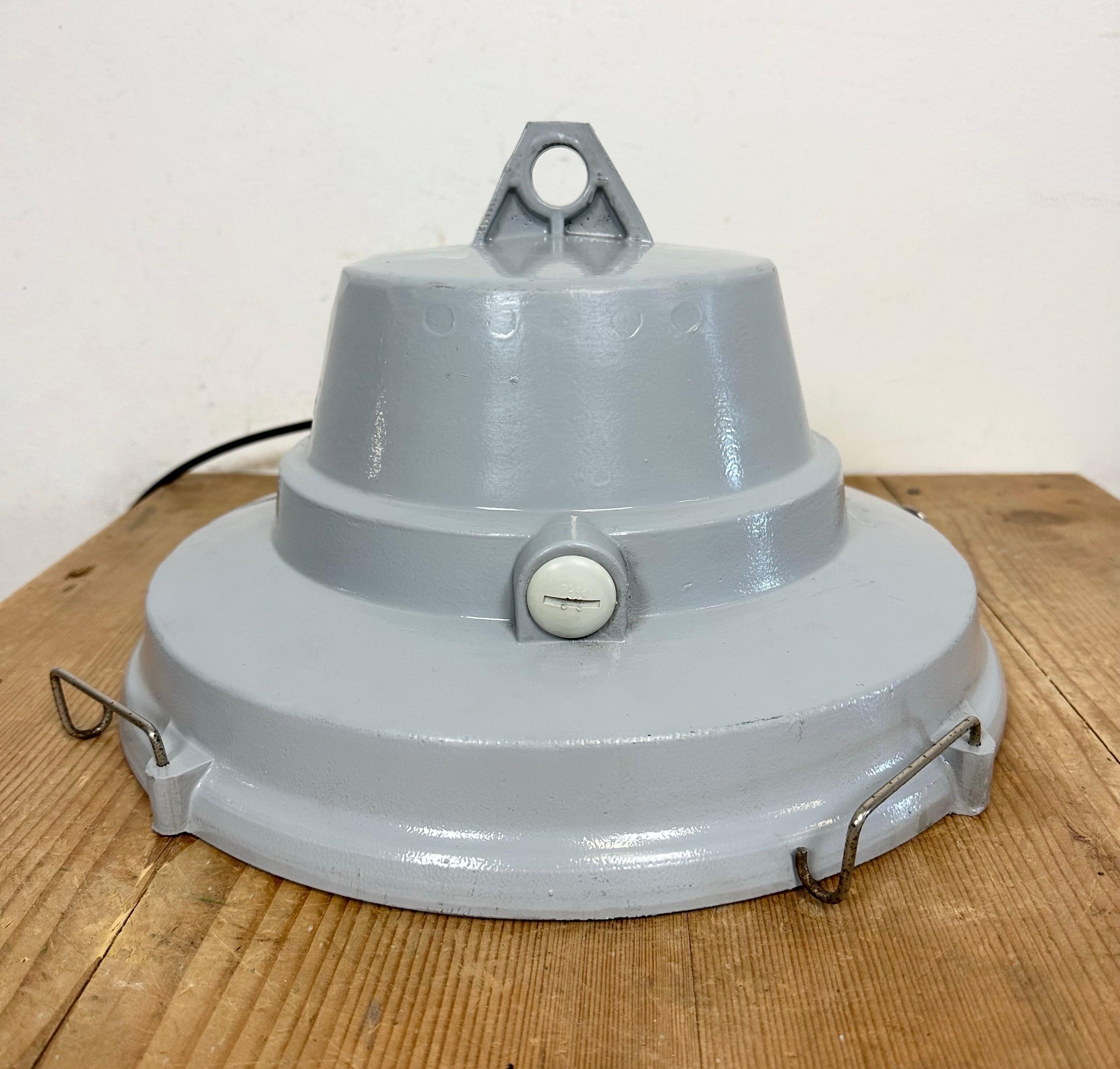 Lampe à suspension industrielle en aluminium coulé gris, années 1980 en vente 12