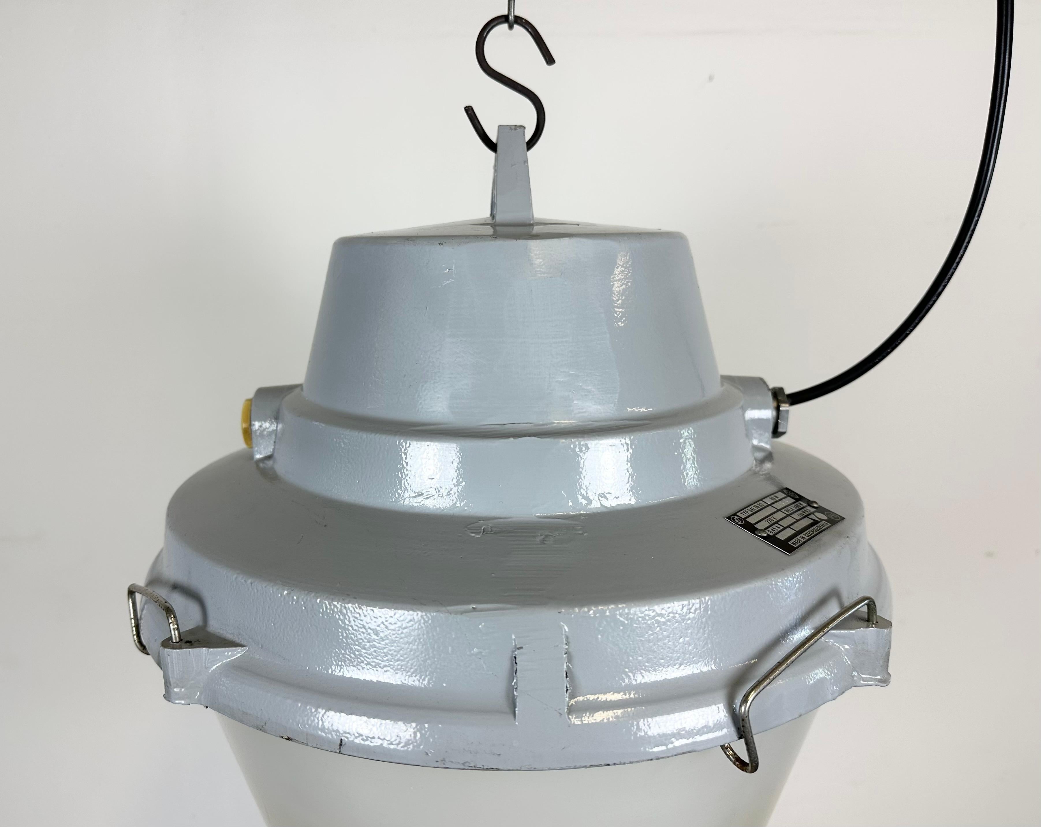 Tchèque Lampe à suspension industrielle en aluminium coulé gris, années 1980 en vente