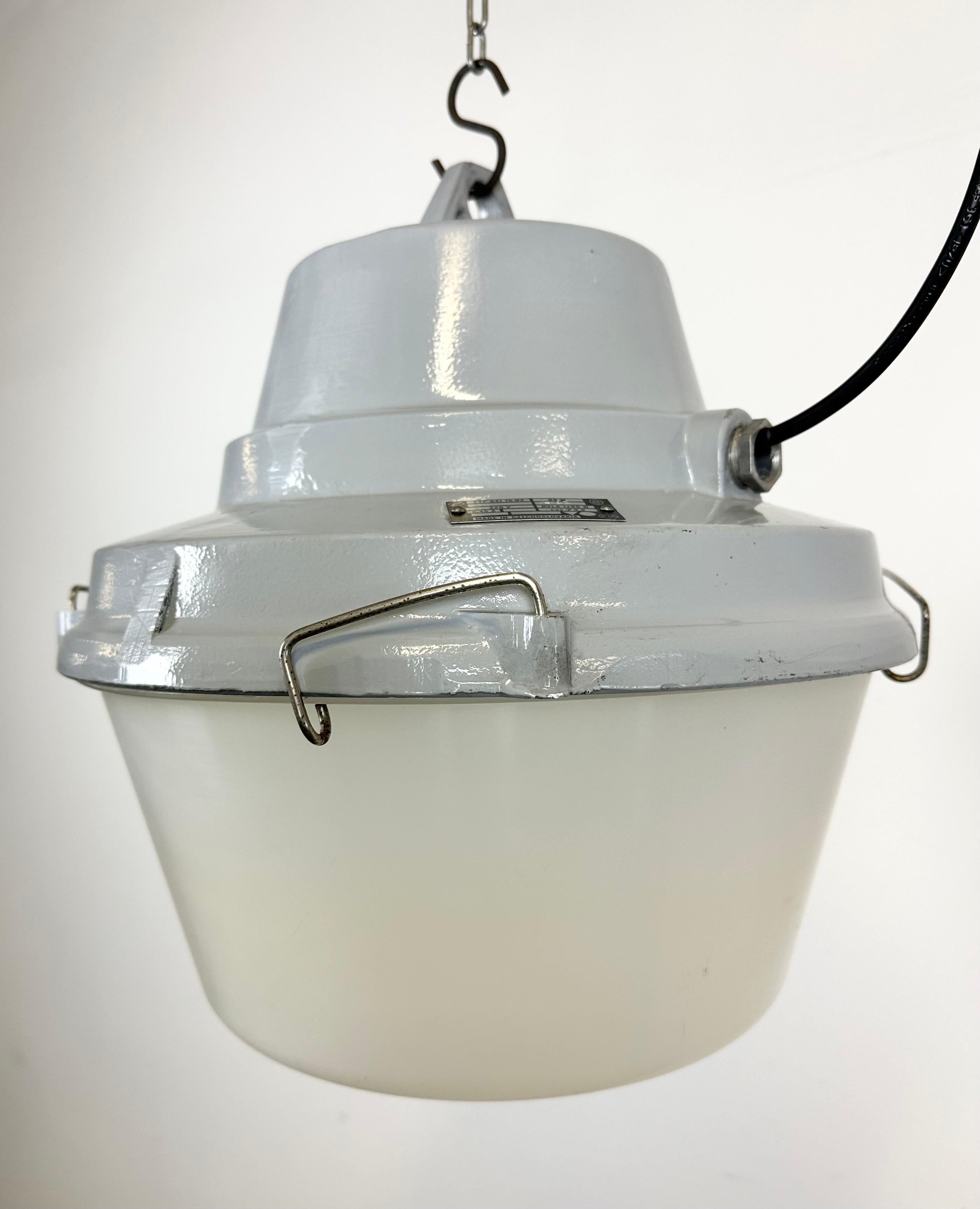 Lampe à suspension industrielle en aluminium coulé gris, années 1980 Bon état - En vente à Kojetice, CZ