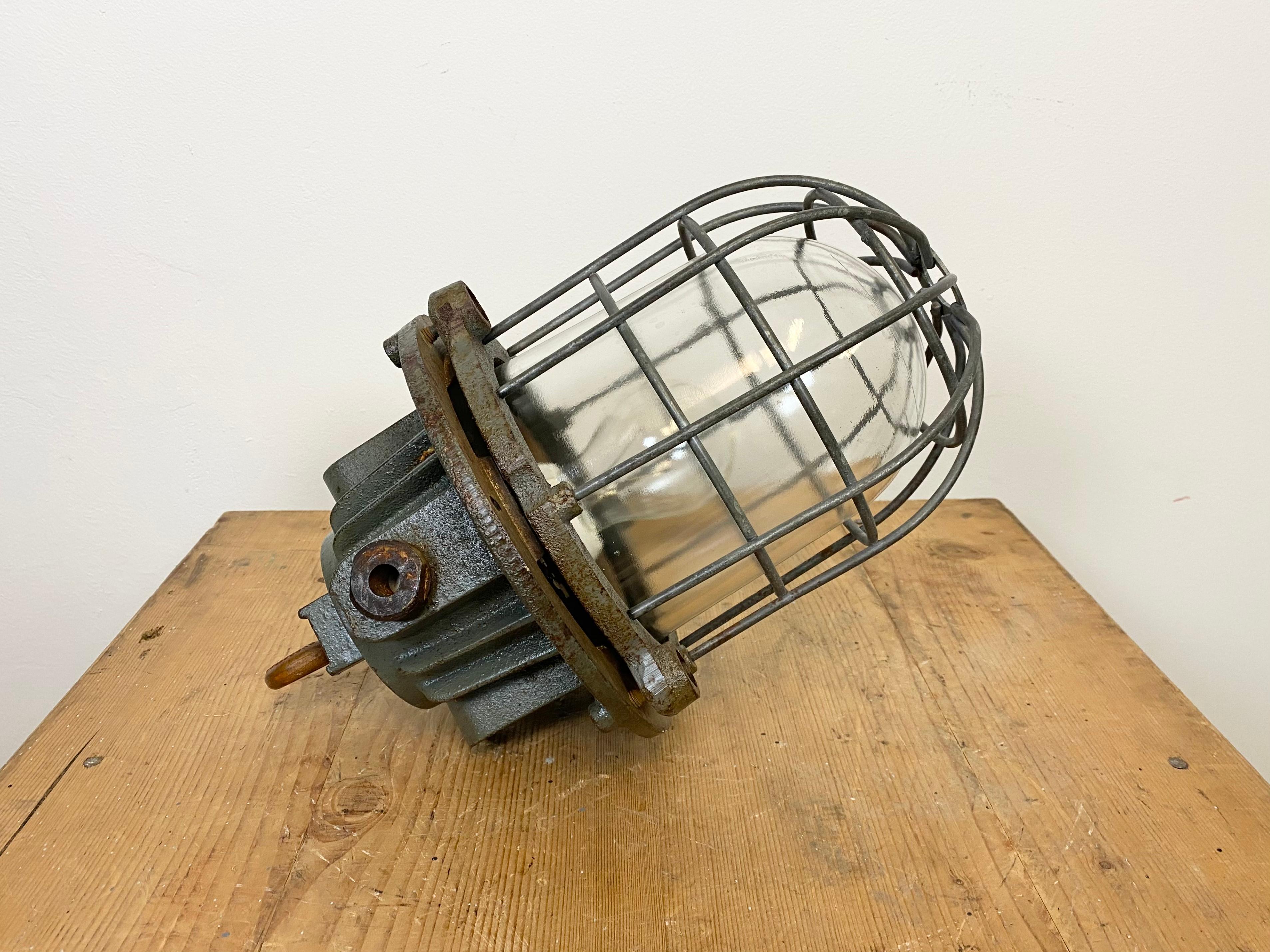 Lampada a sospensione industriale grigia a gabbia in ghisa, anni '60 in vendita 3