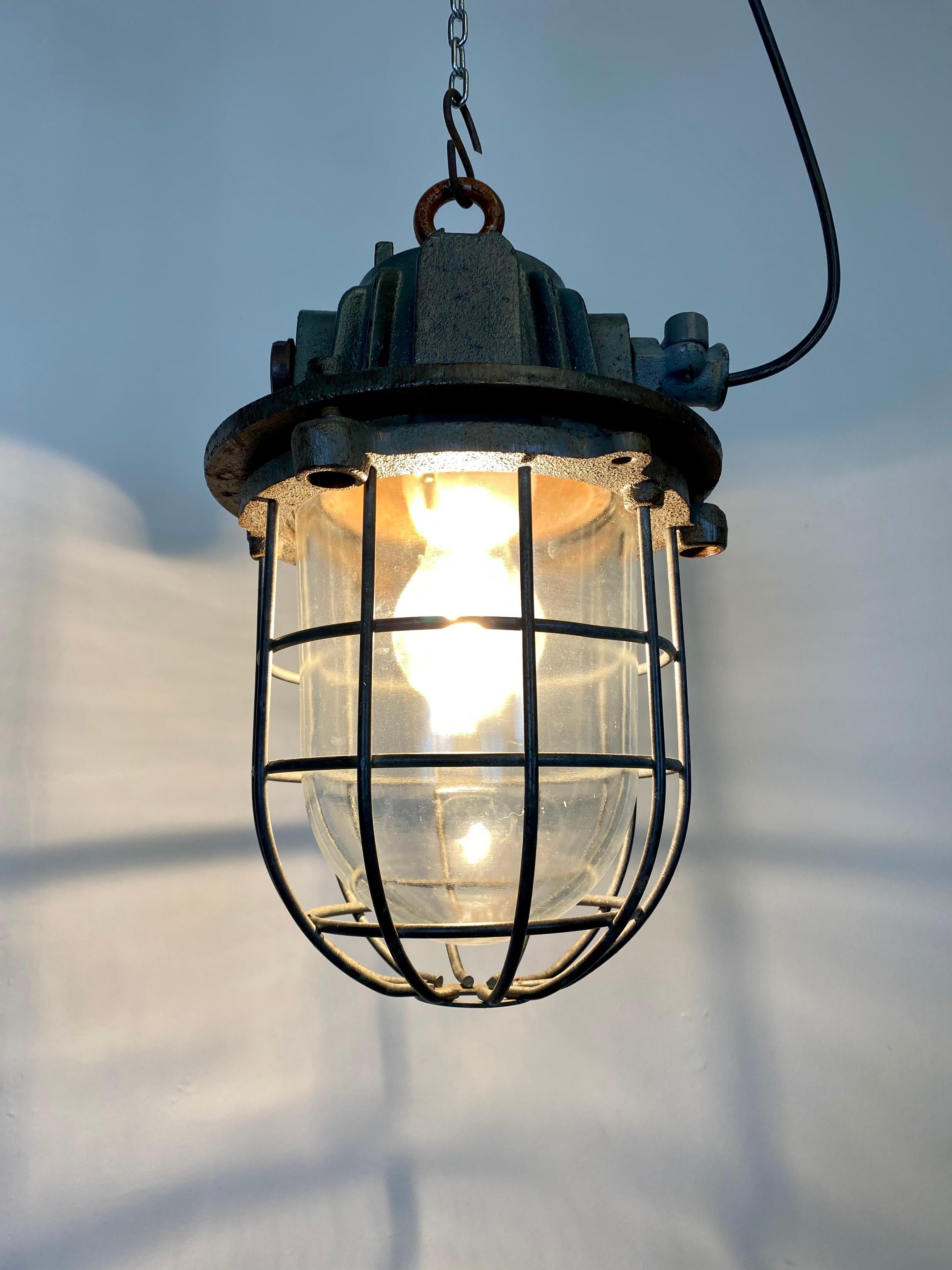 Lampada a sospensione industriale grigia a gabbia in ghisa, anni '60 in vendita 5