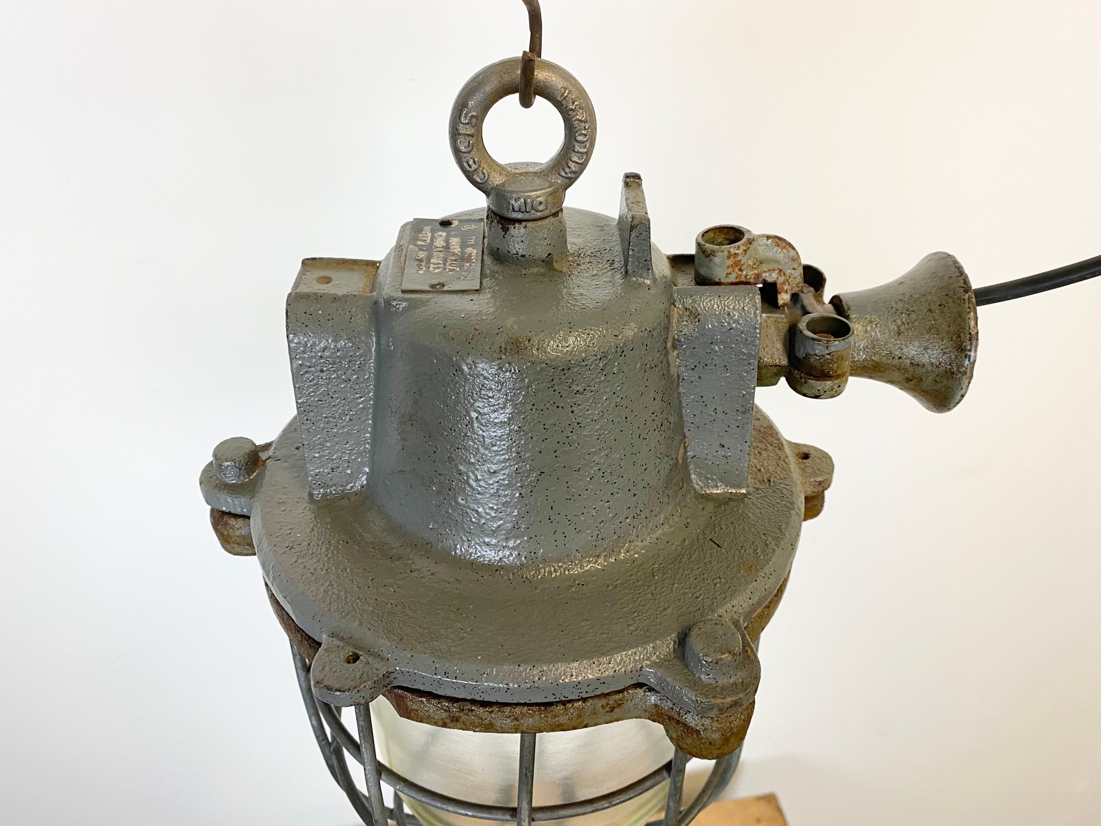 Moulage Lampe à suspension cage industrielle grise, années 1960 en vente