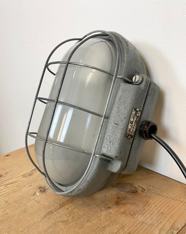 Grey Industrial Cast Iron Wall Light from Elektrosvit, 1960s In Good Condition For Sale In Mratin, CZ