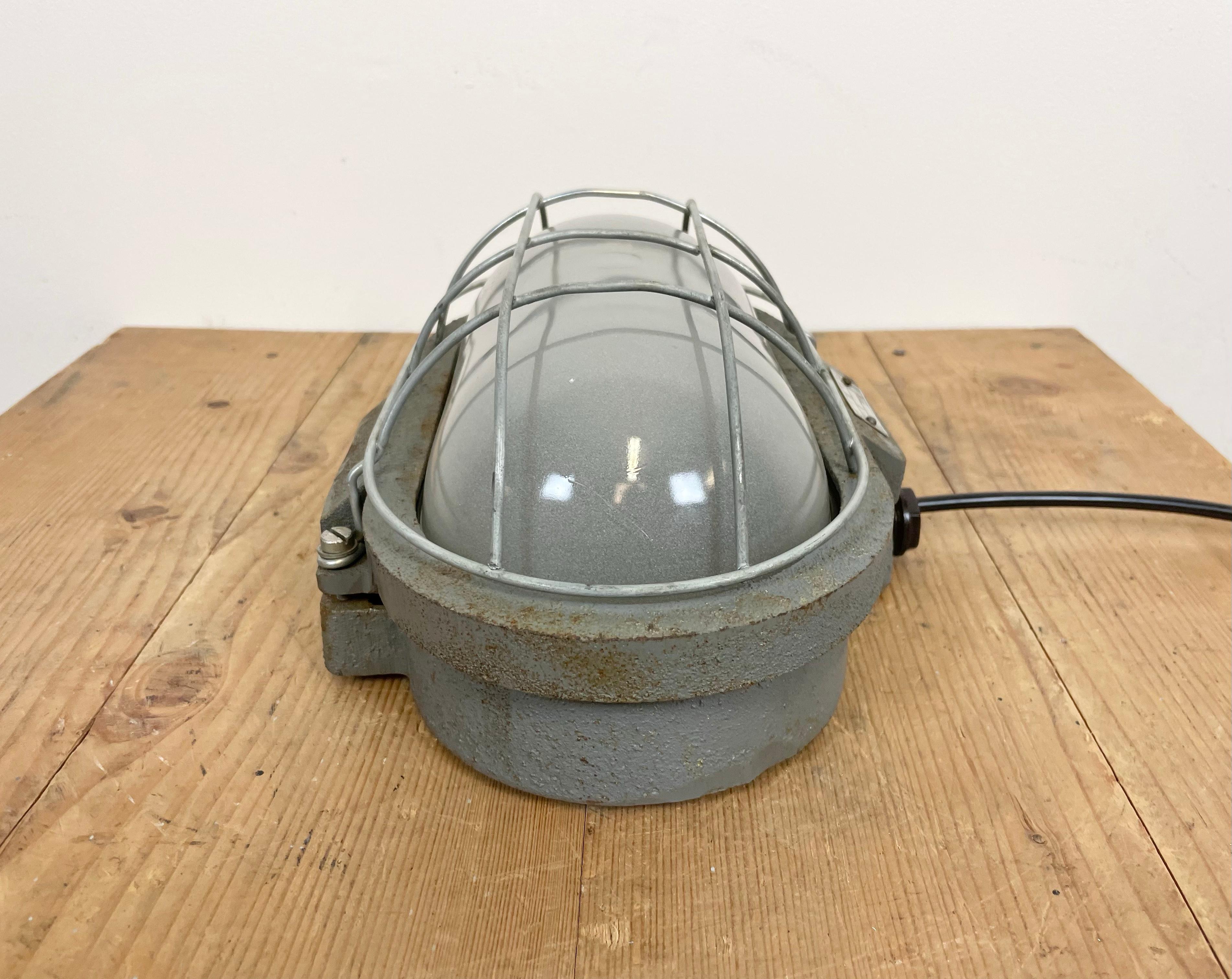 Grey Industrial Cast Iron Wall Light from Elektrosvit, 1970s In Good Condition For Sale In Kojetice, CZ