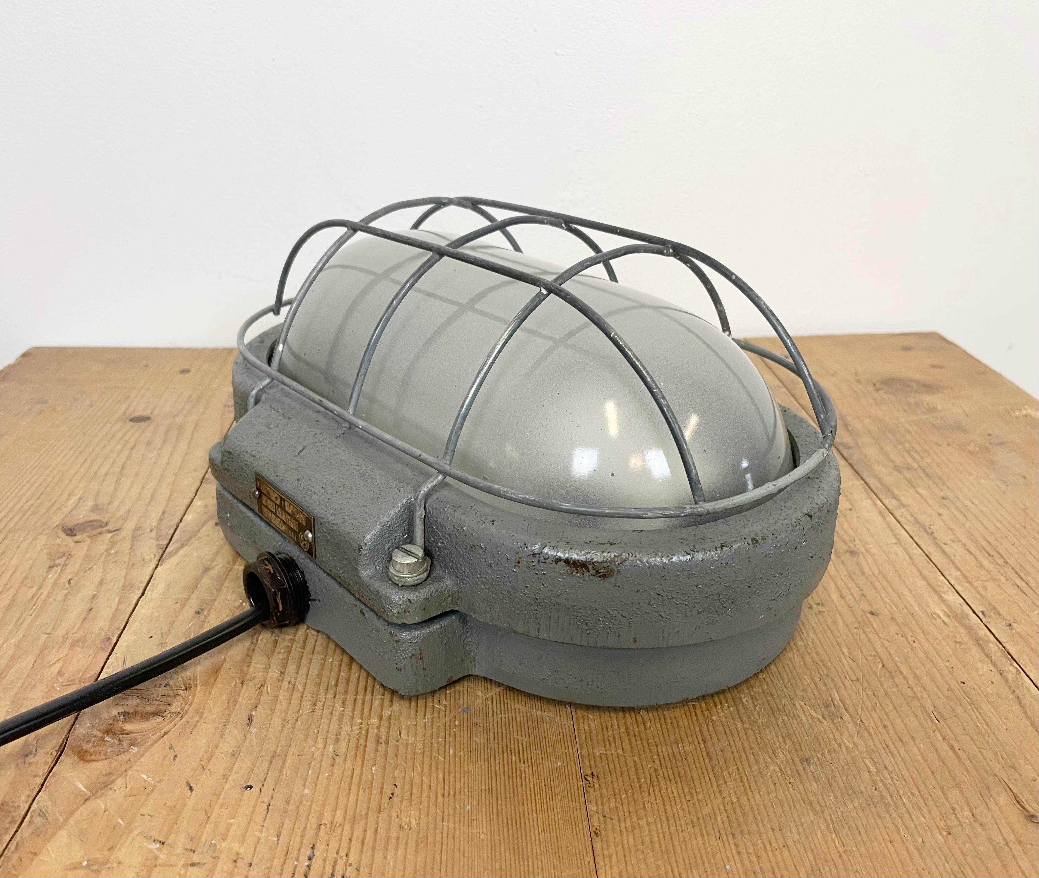 Grey Industrial Cast Iron Wall Light from Elektrosvit, 1960s In Good Condition For Sale In Kojetice, CZ