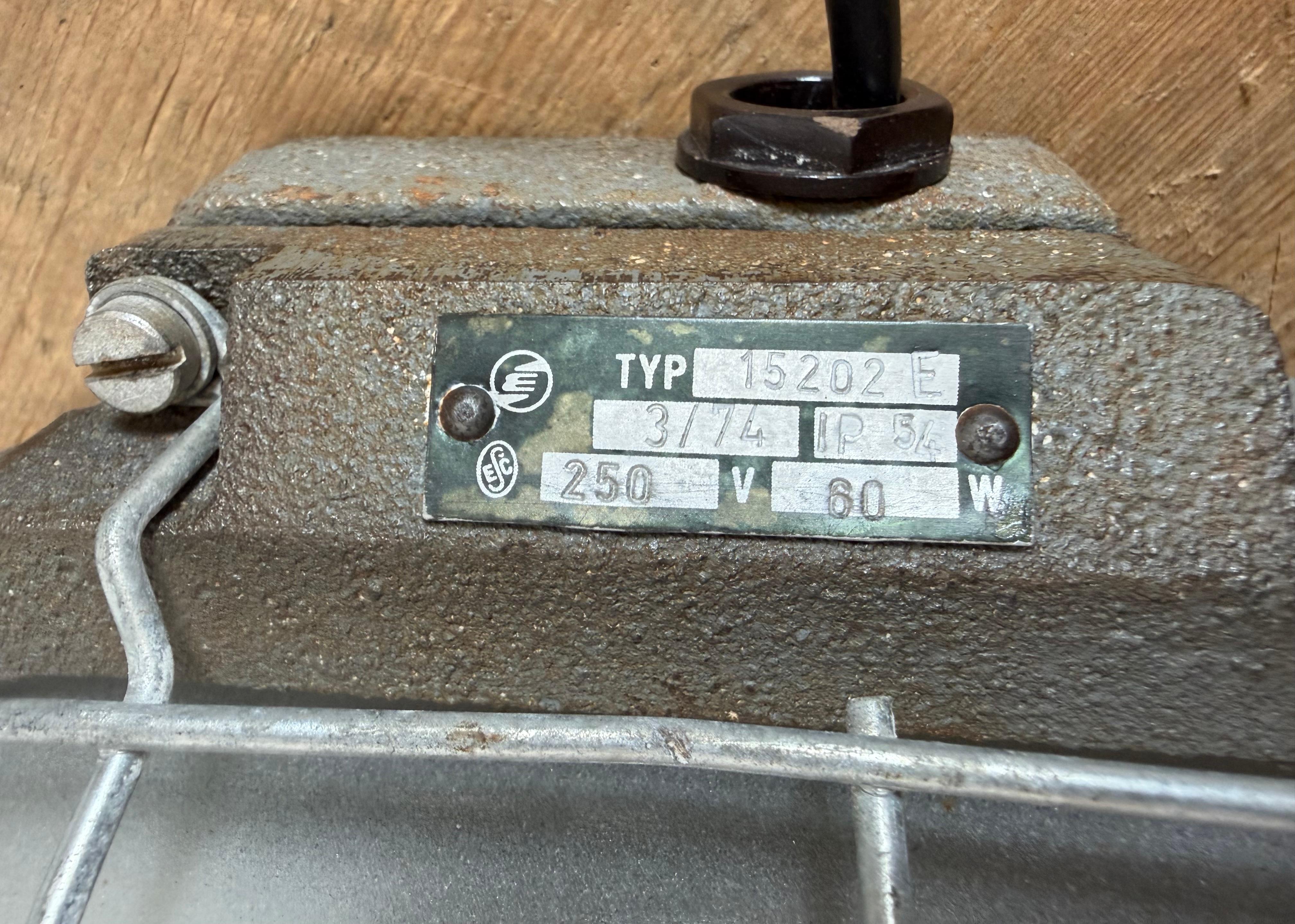 Aplique industrial de hierro fundido gris de Elektrosvit, años 60 en venta 2