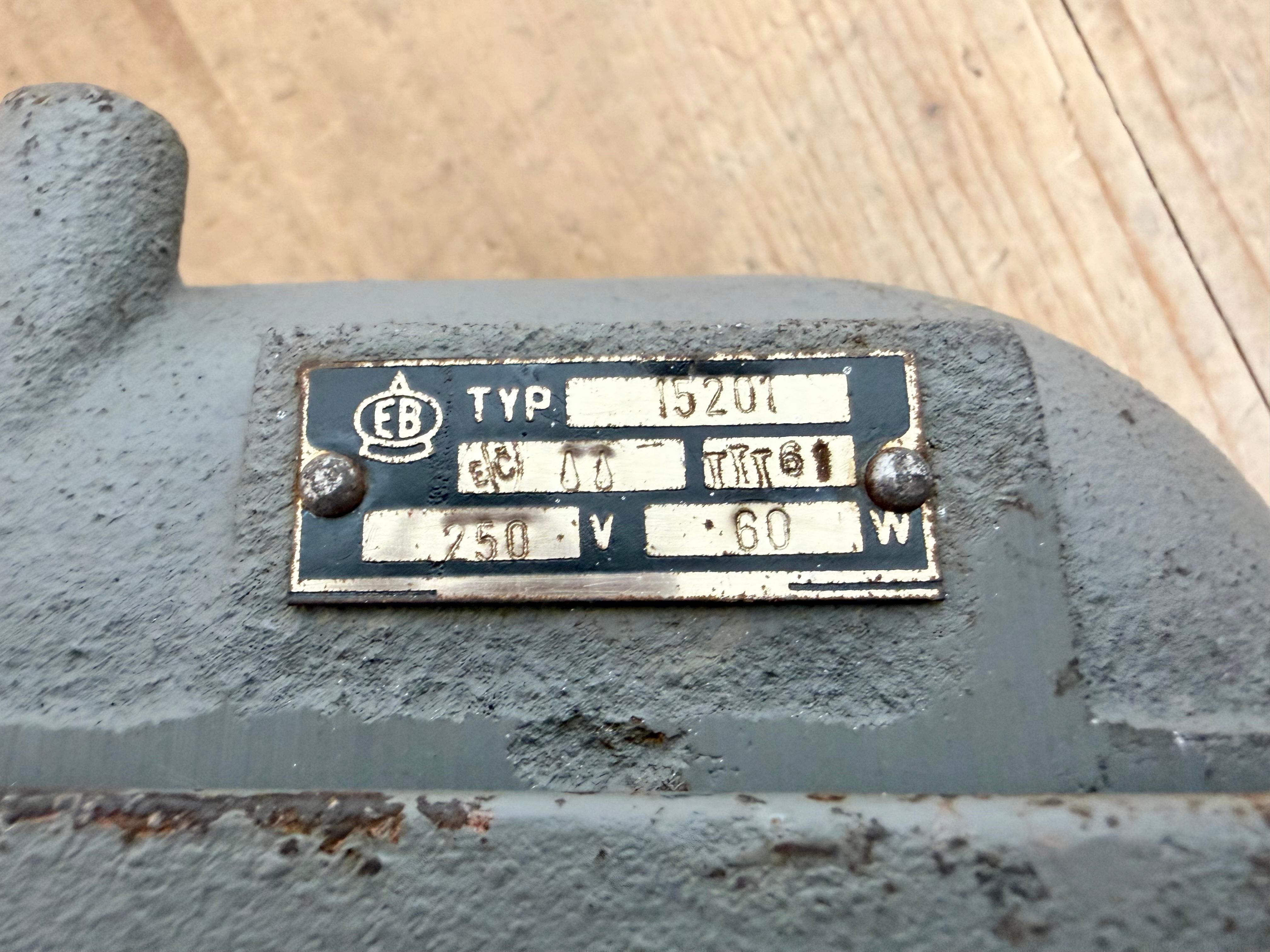 Aplique industrial de hierro fundido gris de Elektrosvit, años 60 en venta 2