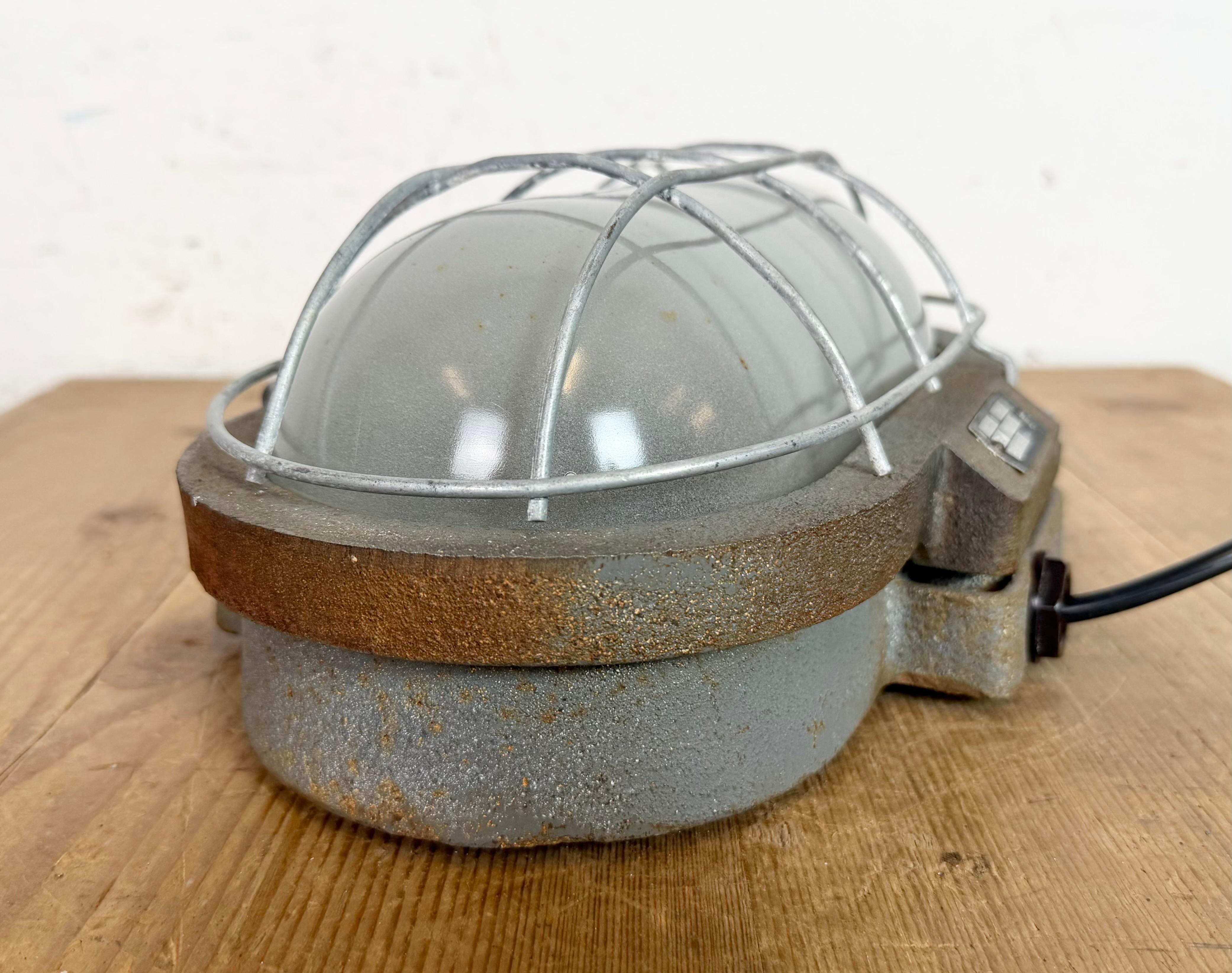 Aplique industrial de hierro fundido gris de Elektrosvit, años 60 en venta 3