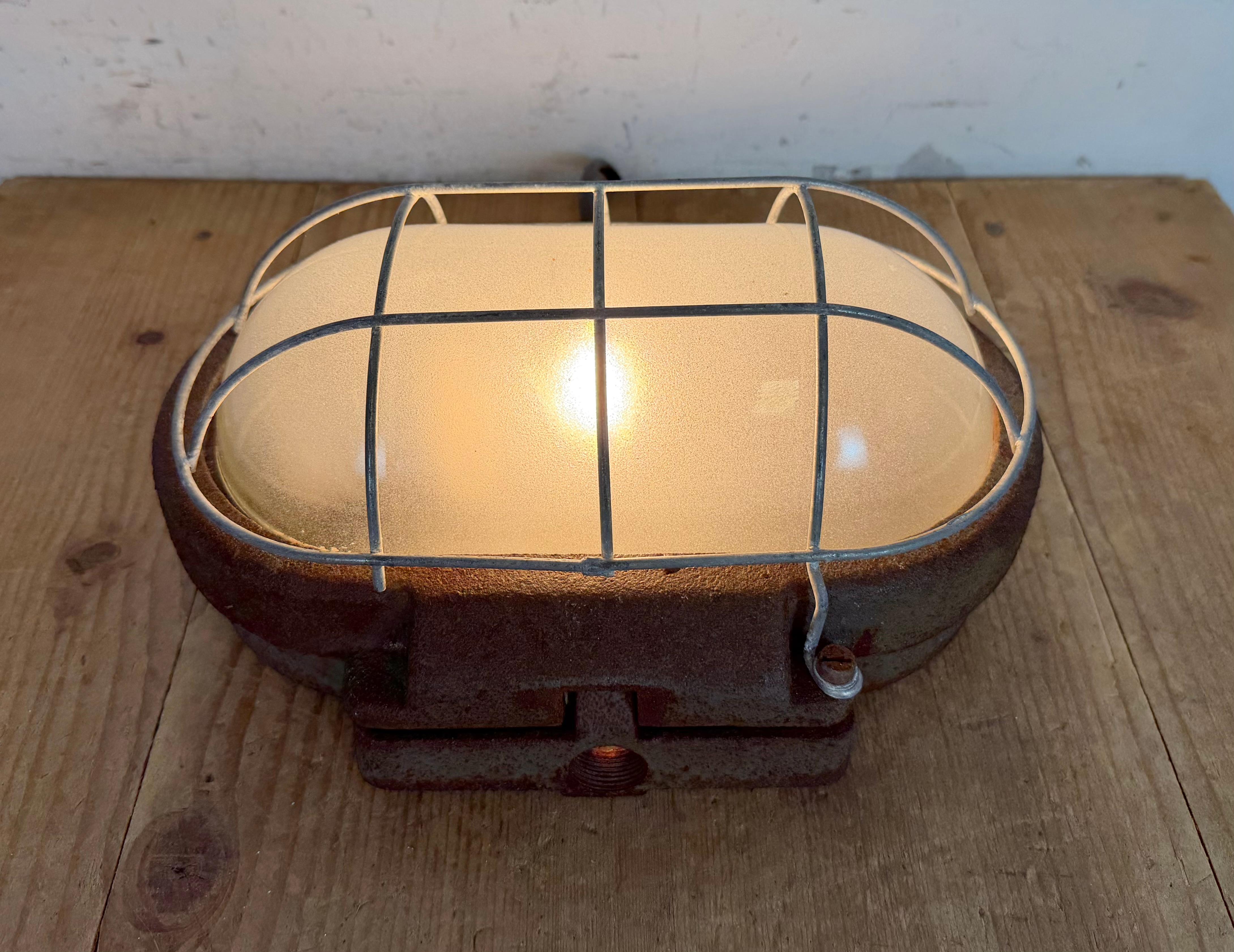 Graue industrielle Wandleuchte aus Gusseisen von Elektrosvit, 1960er Jahre im Angebot 4