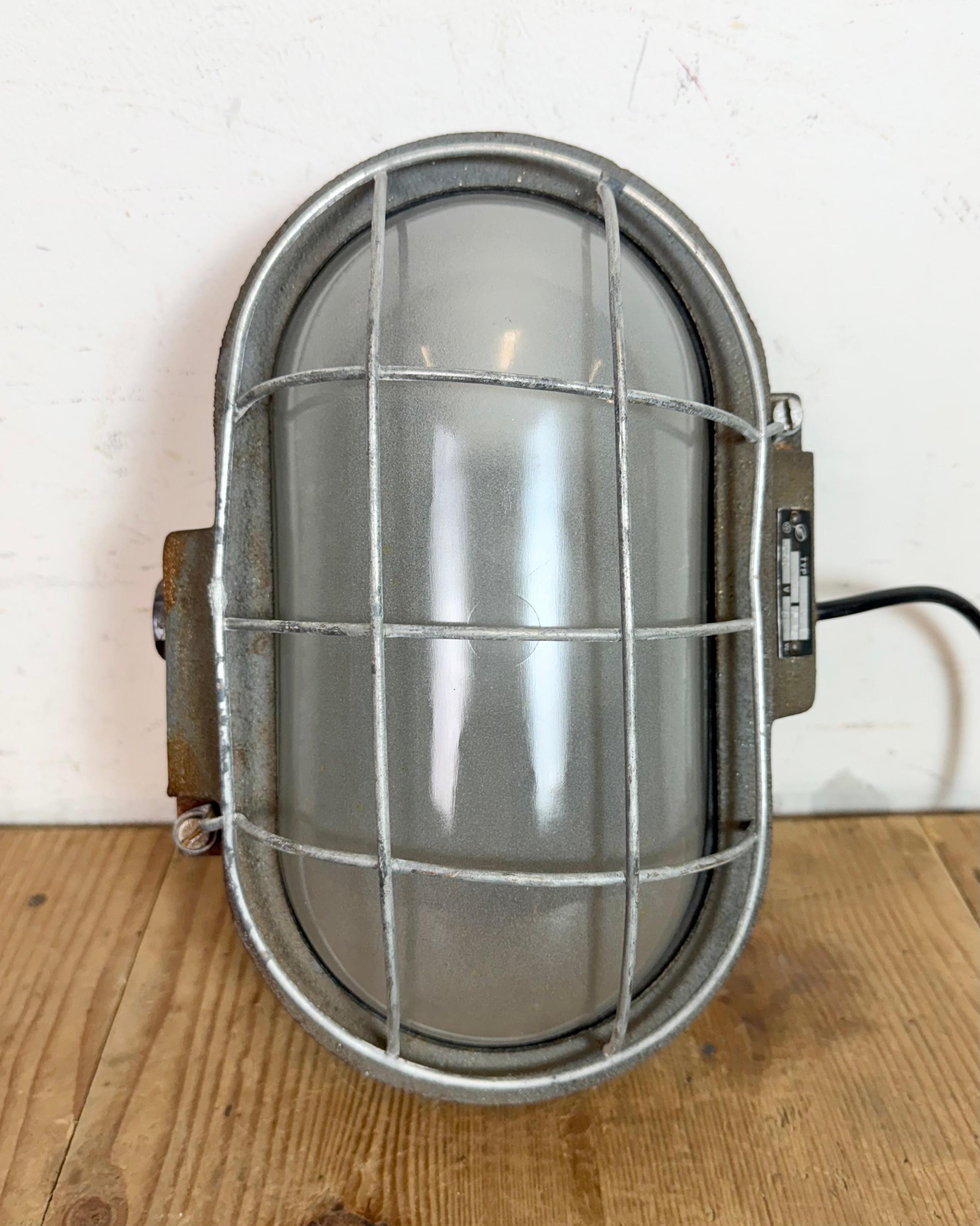 Aplique industrial de hierro fundido gris de Elektrosvit, años 60 en venta 5