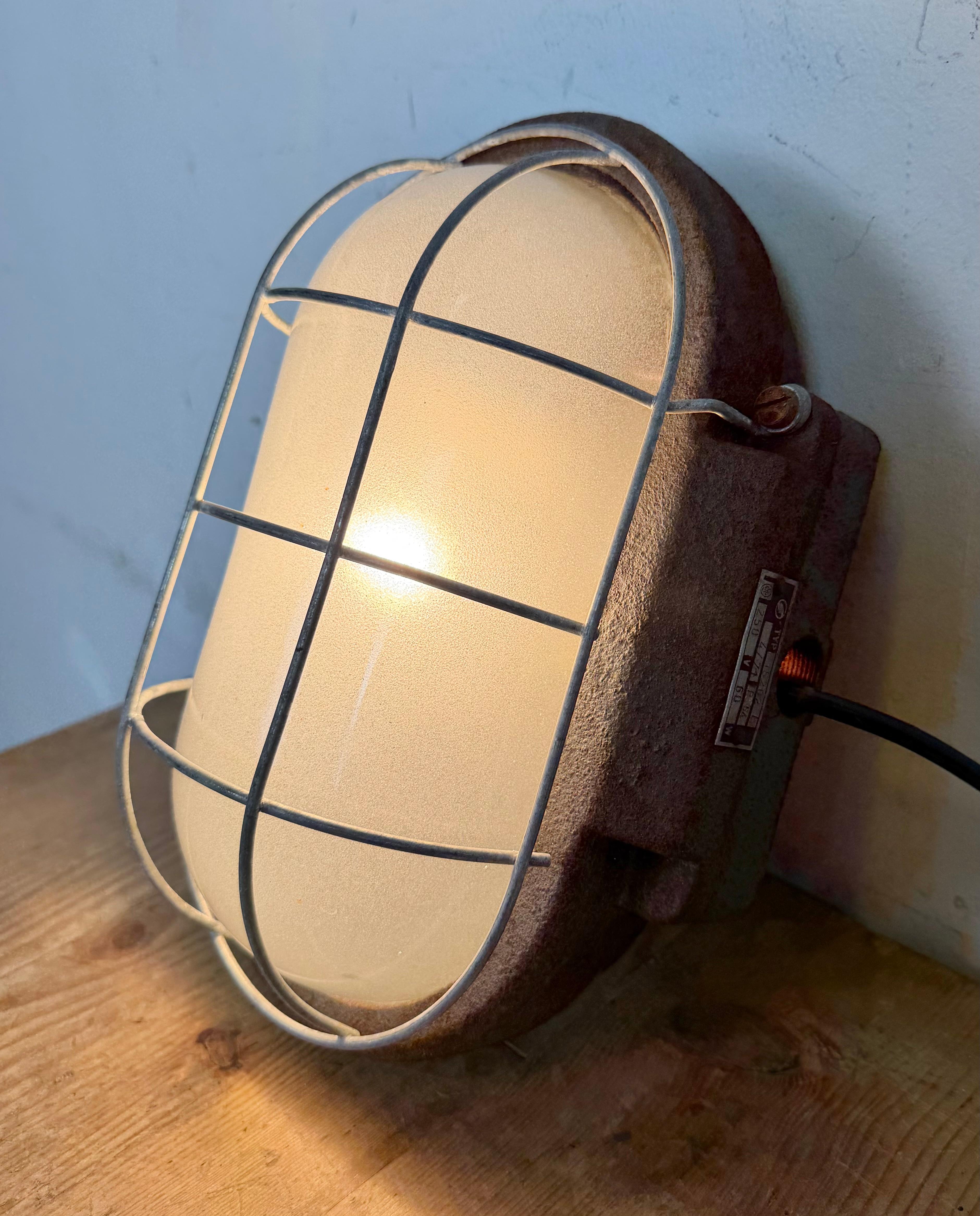 Graue industrielle Wandleuchte aus Gusseisen von Elektrosvit, 1960er Jahre im Angebot 6